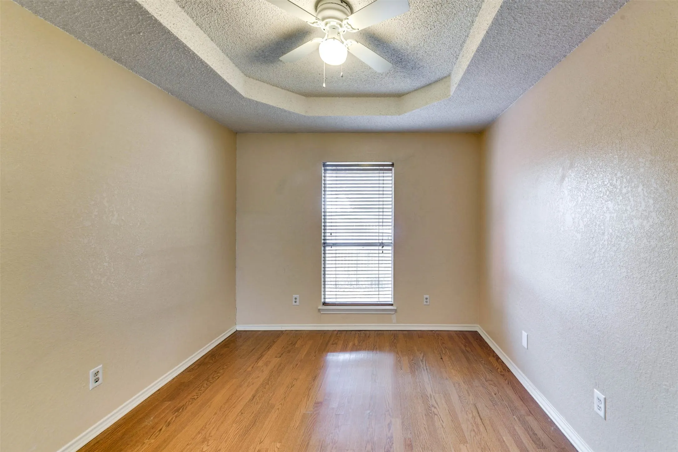 Single Family Residence For Rent in Denton County , 2002 Summerwind Court, Denton, Texas 76209, 3 Bedroom, 2 Bathroom, 2 Garage spaces, 1,541 Sqft, built in 1989, mls#21374471, Real Estate Agent in Denton, Homes For Rent in Denton county, Homes For Rent in Denton, Realtor in Denton Texas, Real Estate Brokerage Independent Realty Texas, Luminita Cordes Realtor