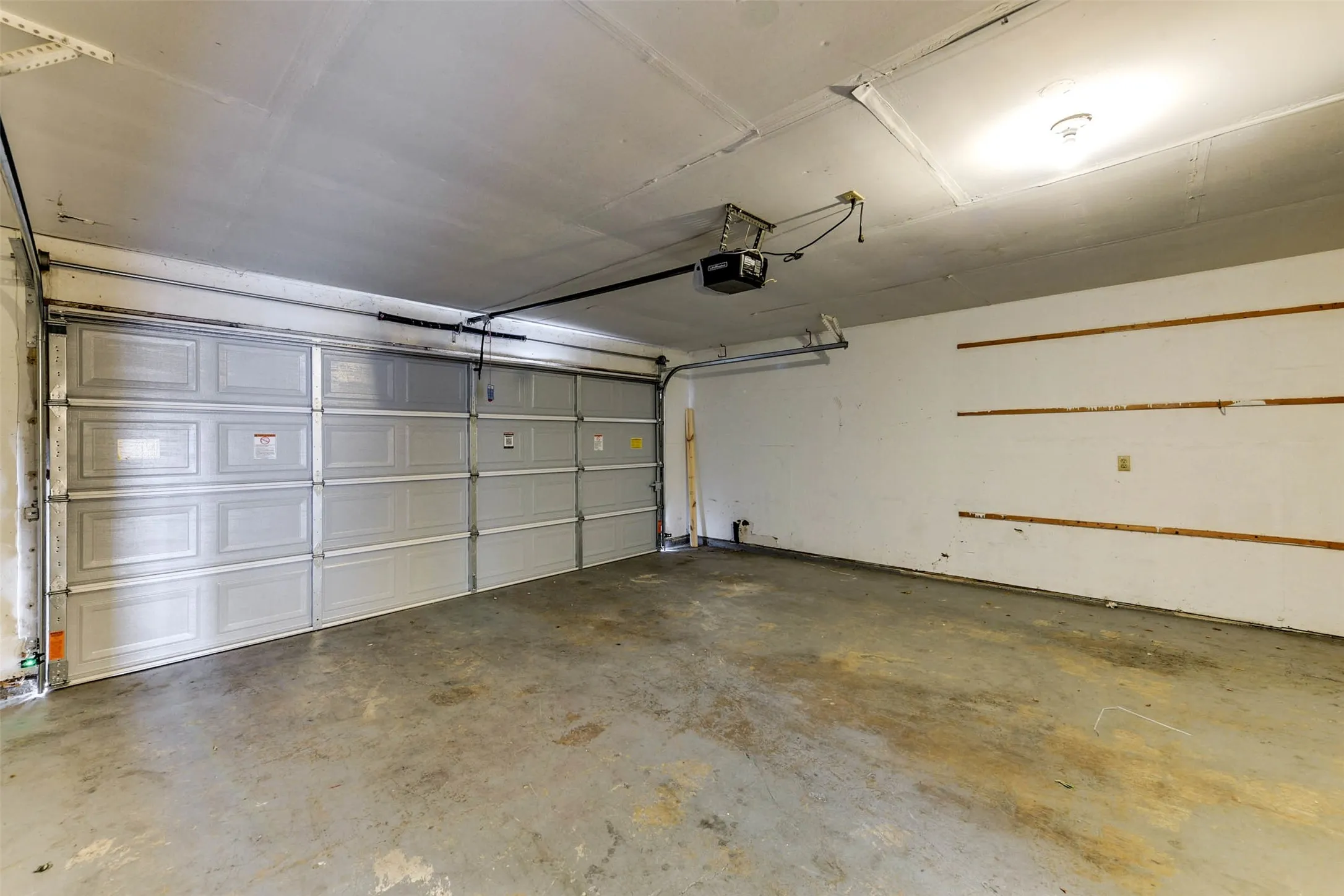 Single Family Residence For Rent in Denton County , 2002 Summerwind Court, Denton, Texas 76209, 3 Bedroom, 2 Bathroom, 2 Garage spaces, 1,541 Sqft, built in 1989, mls#21374471, Real Estate Agent in Denton, Homes For Rent in Denton county, Homes For Rent in Denton, Realtor in Denton Texas, Real Estate Brokerage Independent Realty Texas, Luminita Cordes Realtor