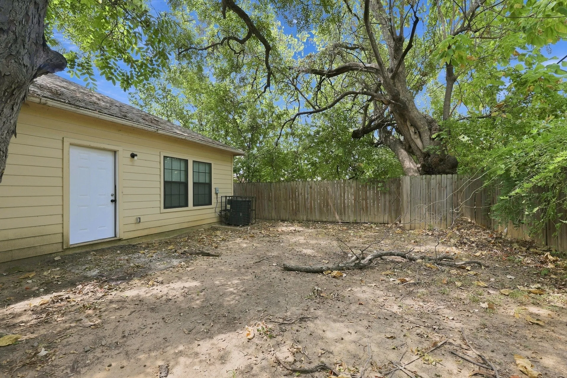 Single Family Residence For Rent in Dallas County , 3502 Edgewood Street, Dallas, Texas 75215, 4 Bedroom, 2 Bathroom, Garage spaces, 1,837 Sqft, built in 2019, mls#21374490, Real Estate Agent in Dallas, Homes For Rent in Dallas county, Homes For Rent in Dallas, Realtor in Dallas Texas, Real Estate Brokerage Independent Realty Texas, Luminita Cordes Realtor