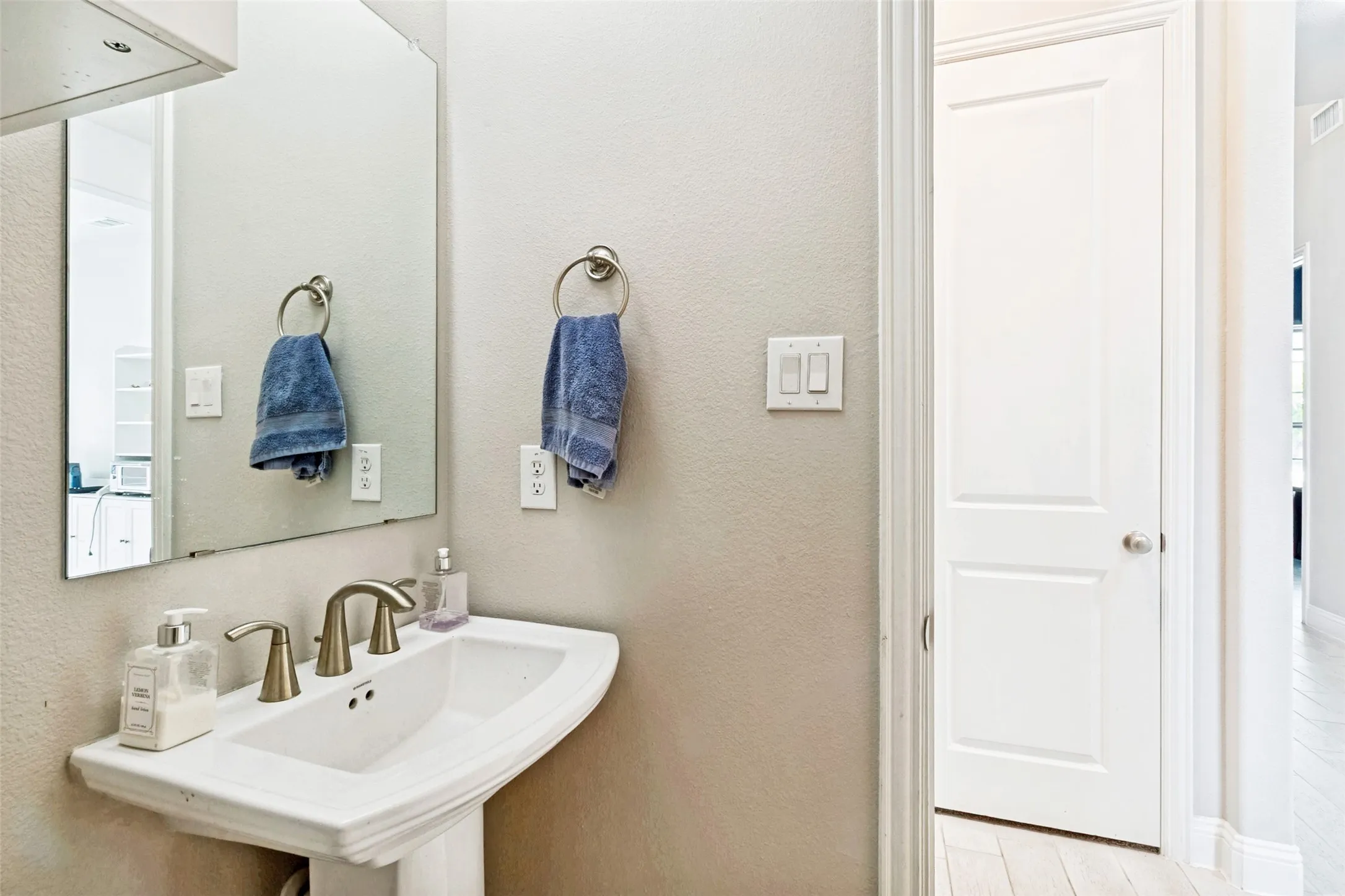 Single Family Residence For Sale in Dallas County , 12679 Royal Oaks Lane, Farmers Branch, Texas 75234, 5 Bedroom, 4 Bathroom, 2 Garage spaces, 3,879 Sqft, built in 2022, mls#21374340, Real Estate Agent in Farmers Branch, Homes For Sale in Dallas county, Homes For Sale in Farmers Branch, Realtor in Farmers Branch Texas, Real Estate Brokerage Independent Realty Texas, Luminita Cordes Realtor