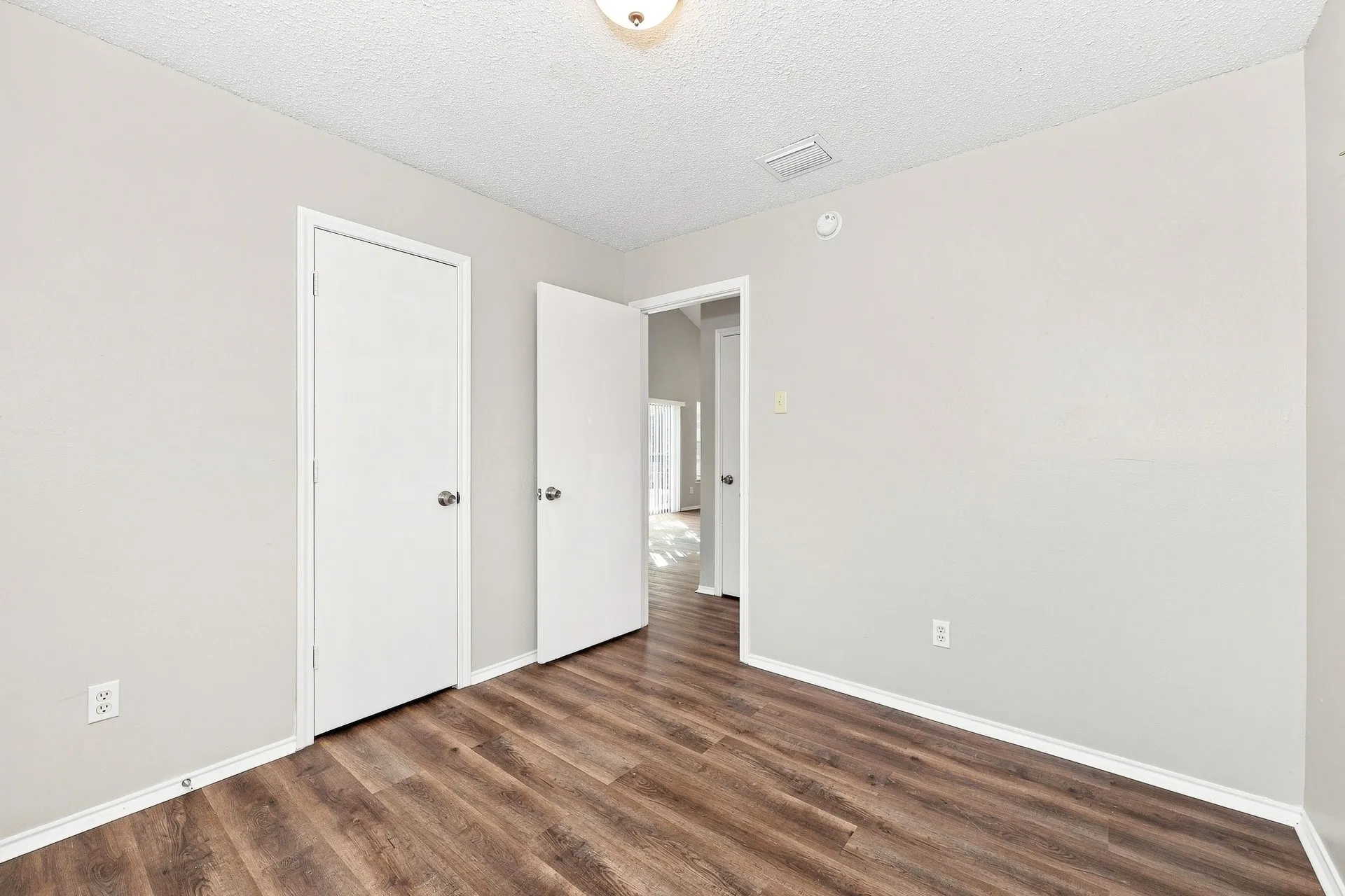 Single Family Residence For Rent in Dallas County , 810 Bitter Creek Drive, Dallas, Texas 75217, 3 Bedroom, 2 Bathroom, Garage spaces, 1,056 Sqft, built in 1982, mls#21374500, Real Estate Agent in Dallas, Homes For Rent in Dallas county, Homes For Rent in Dallas, Realtor in Dallas Texas, Real Estate Brokerage Independent Realty Texas, Luminita Cordes Realtor
