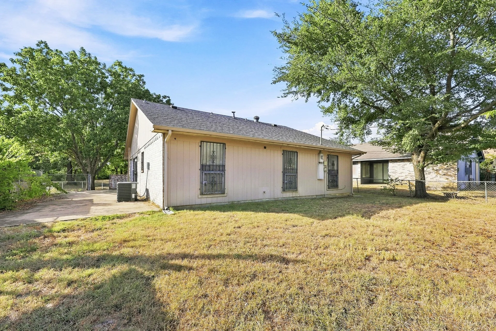 Single Family Residence For Rent in Dallas County , 810 Bitter Creek Drive, Dallas, Texas 75217, 3 Bedroom, 2 Bathroom, Garage spaces, 1,056 Sqft, built in 1982, mls#21374500, Real Estate Agent in Dallas, Homes For Rent in Dallas county, Homes For Rent in Dallas, Realtor in Dallas Texas, Real Estate Brokerage Independent Realty Texas, Luminita Cordes Realtor