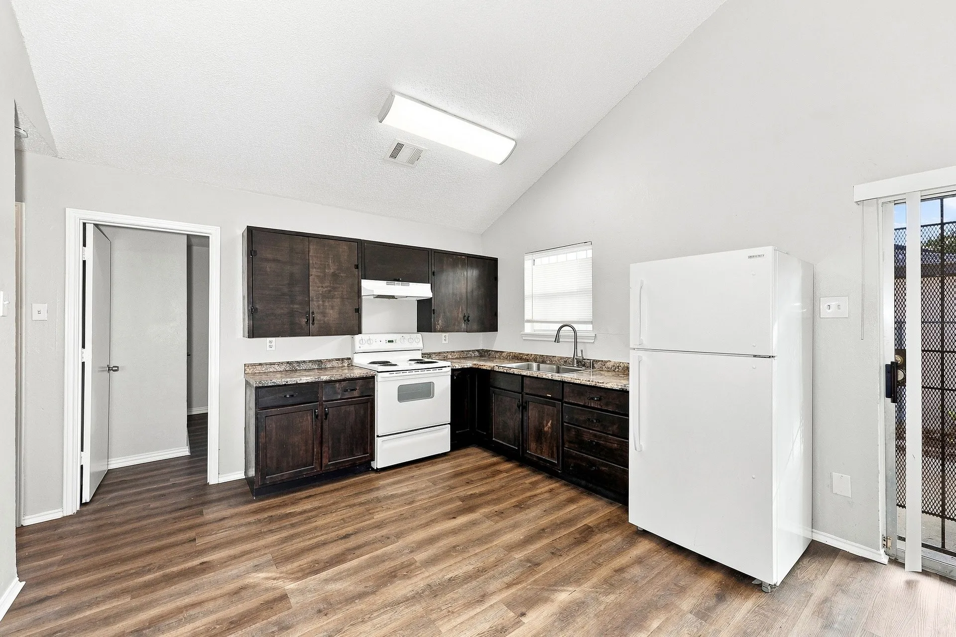 Single Family Residence For Rent in Dallas County , 810 Bitter Creek Drive, Dallas, Texas 75217, 3 Bedroom, 2 Bathroom, Garage spaces, 1,056 Sqft, built in 1982, mls#21374500, Real Estate Agent in Dallas, Homes For Rent in Dallas county, Homes For Rent in Dallas, Realtor in Dallas Texas, Real Estate Brokerage Independent Realty Texas, Luminita Cordes Realtor