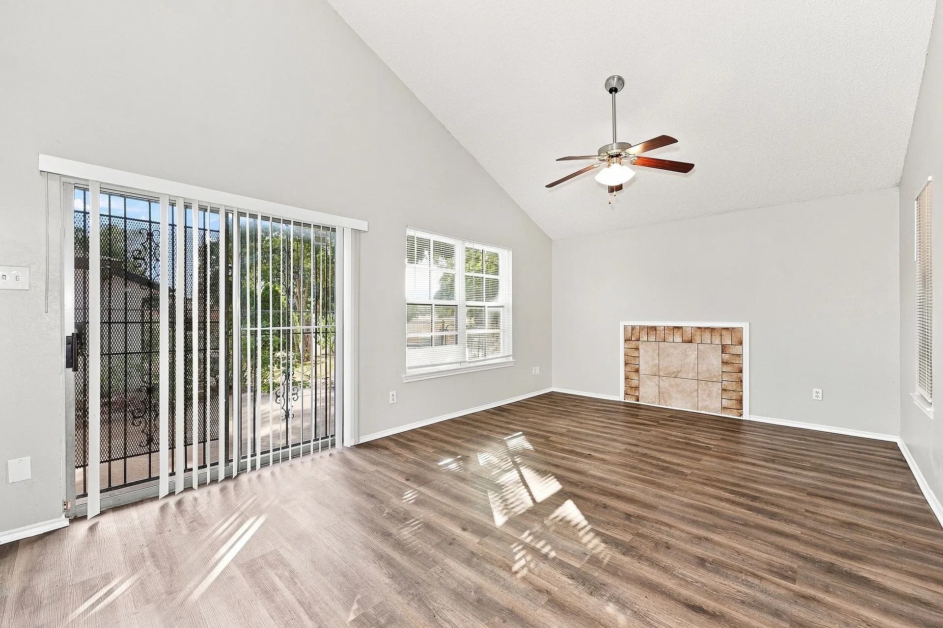 Single Family Residence For Rent in Dallas County , 810 Bitter Creek Drive, Dallas, Texas 75217, 3 Bedroom, 2 Bathroom, Garage spaces, 1,056 Sqft, built in 1982, mls#21374500, Real Estate Agent in Dallas, Homes For Rent in Dallas county, Homes For Rent in Dallas, Realtor in Dallas Texas, Real Estate Brokerage Independent Realty Texas, Luminita Cordes Realtor