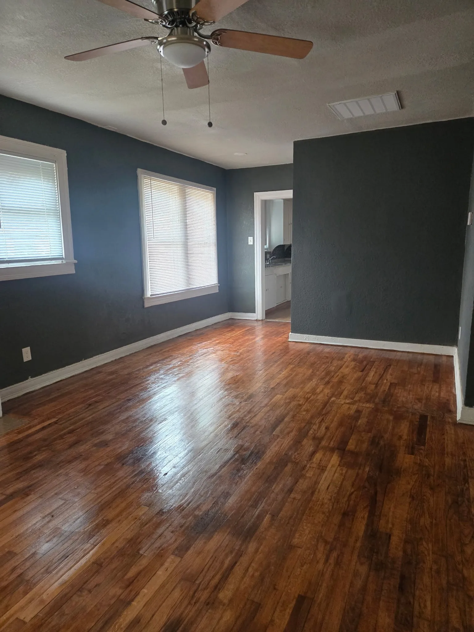 Single Family Residence For Rent in Dallas County , 3922 Wilder Street, Dallas, Texas 75215, 3 Bedroom, 2 Bathroom, Garage spaces, 1,175 Sqft, built in 1928, mls#21374503, Real Estate Agent in Dallas, Homes For Rent in Dallas county, Homes For Rent in Dallas, Realtor in Dallas Texas, Real Estate Brokerage Independent Realty Texas, Luminita Cordes Realtor