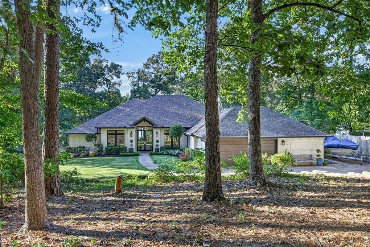 Single Family Residence For Sale in Smith County , 15740 Timberhill Drive, Flint, Texas 75762, 4 Bedroom, 3 Bathroom, 2 Garage spaces, 2,656 Sqft, built in 1992, mls#21374411, Real Estate Agent in Flint, Homes For Sale in Smith county, Homes For Sale in Flint, Realtor in Flint Texas, Real Estate Brokerage Independent Realty Texas, Luminita Cordes Realtor