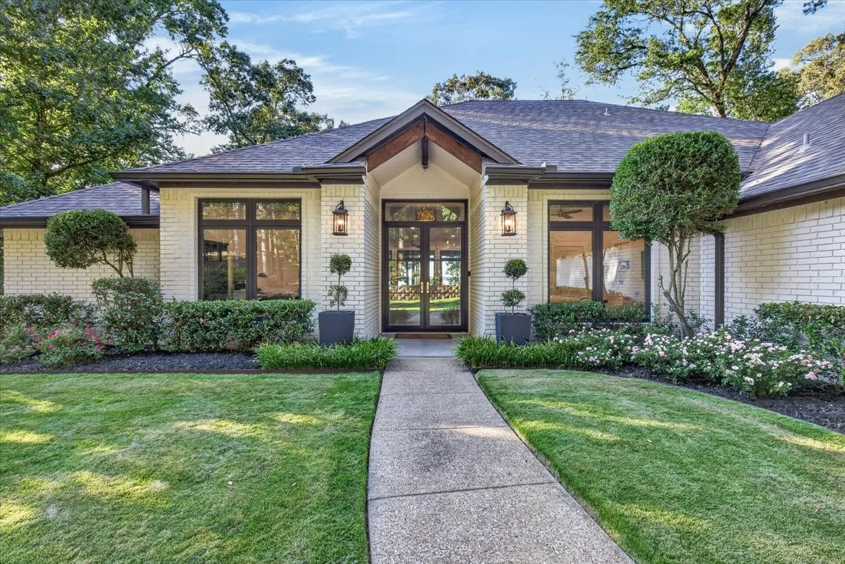 Single Family Residence For Sale in Smith County , 15740 Timberhill Drive, Flint, Texas 75762, 4 Bedroom, 3 Bathroom, 2 Garage spaces, 2,656 Sqft, built in 1992, mls#21374411, Real Estate Agent in Flint, Homes For Sale in Smith county, Homes For Sale in Flint, Realtor in Flint Texas, Real Estate Brokerage Independent Realty Texas, Luminita Cordes Realtor