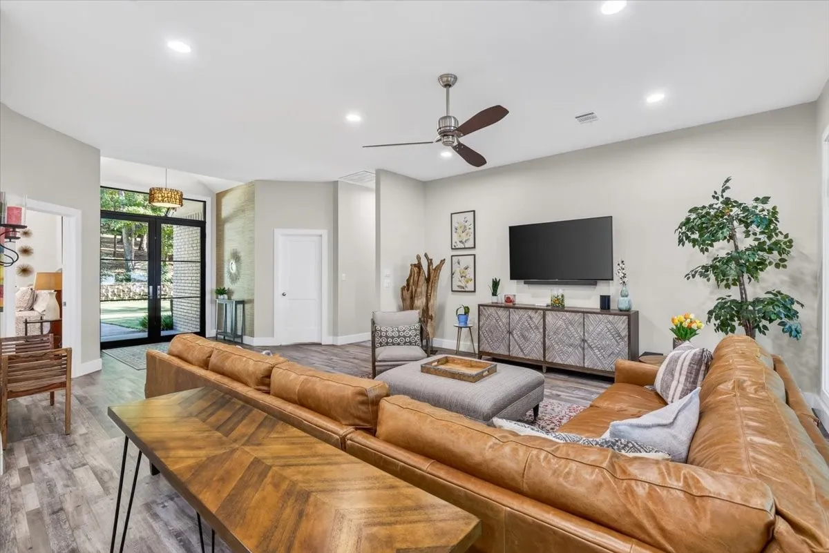 Single Family Residence For Sale in Smith County , 15740 Timberhill Drive, Flint, Texas 75762, 4 Bedroom, 3 Bathroom, 2 Garage spaces, 2,656 Sqft, built in 1992, mls#21374411, Real Estate Agent in Flint, Homes For Sale in Smith county, Homes For Sale in Flint, Realtor in Flint Texas, Real Estate Brokerage Independent Realty Texas, Luminita Cordes Realtor