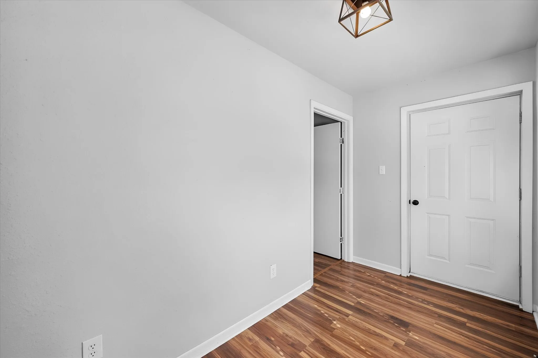 Side door entrance into mudroom