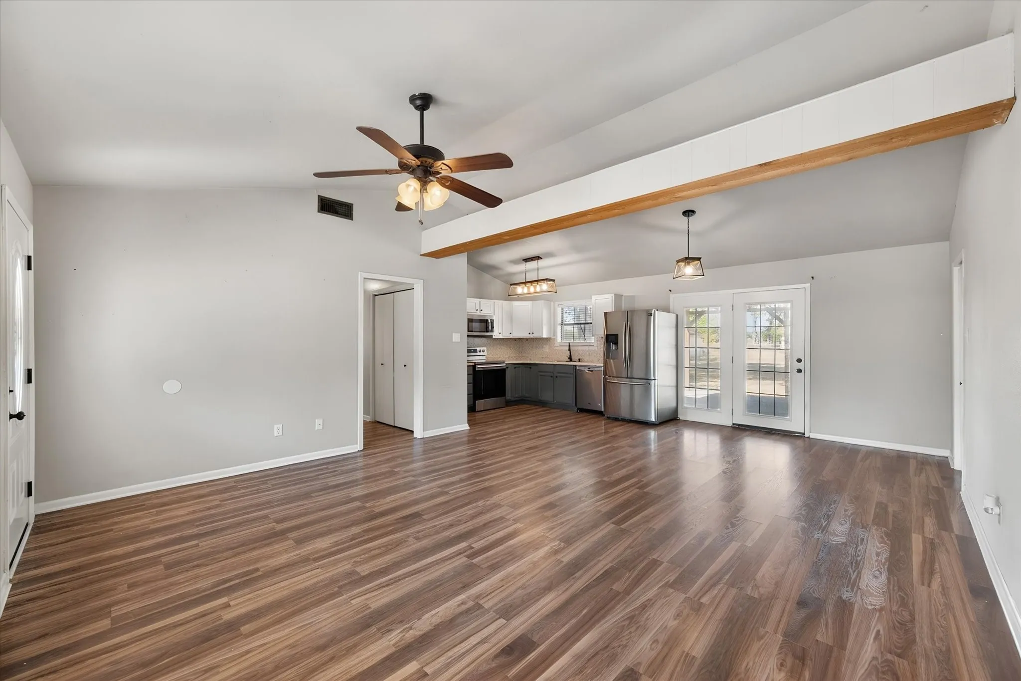 Single Family Residence For Sale in Freestone County , 825 Southwood, Fairfield, Texas 75840, 4 Bedroom, 2 Bathroom, Garage spaces, 1,400 Sqft, built in 1987, mls#21367193, Real Estate Agent in Fairfield, Homes For Sale in Freestone county, Homes For Sale in Fairfield, Realtor in Fairfield Texas, Real Estate Brokerage Independent Realty Texas, Luminita Cordes Realtor
