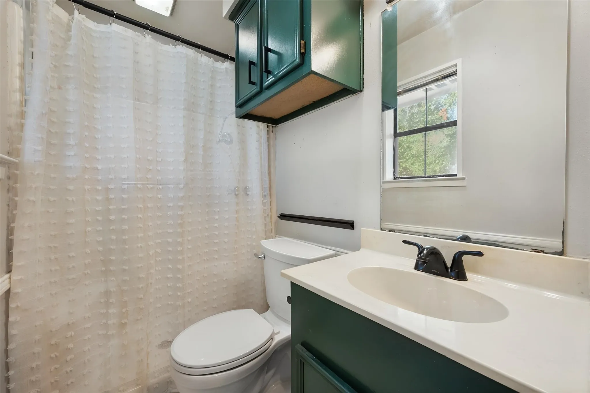 ensuite bath to primary with walk in shower