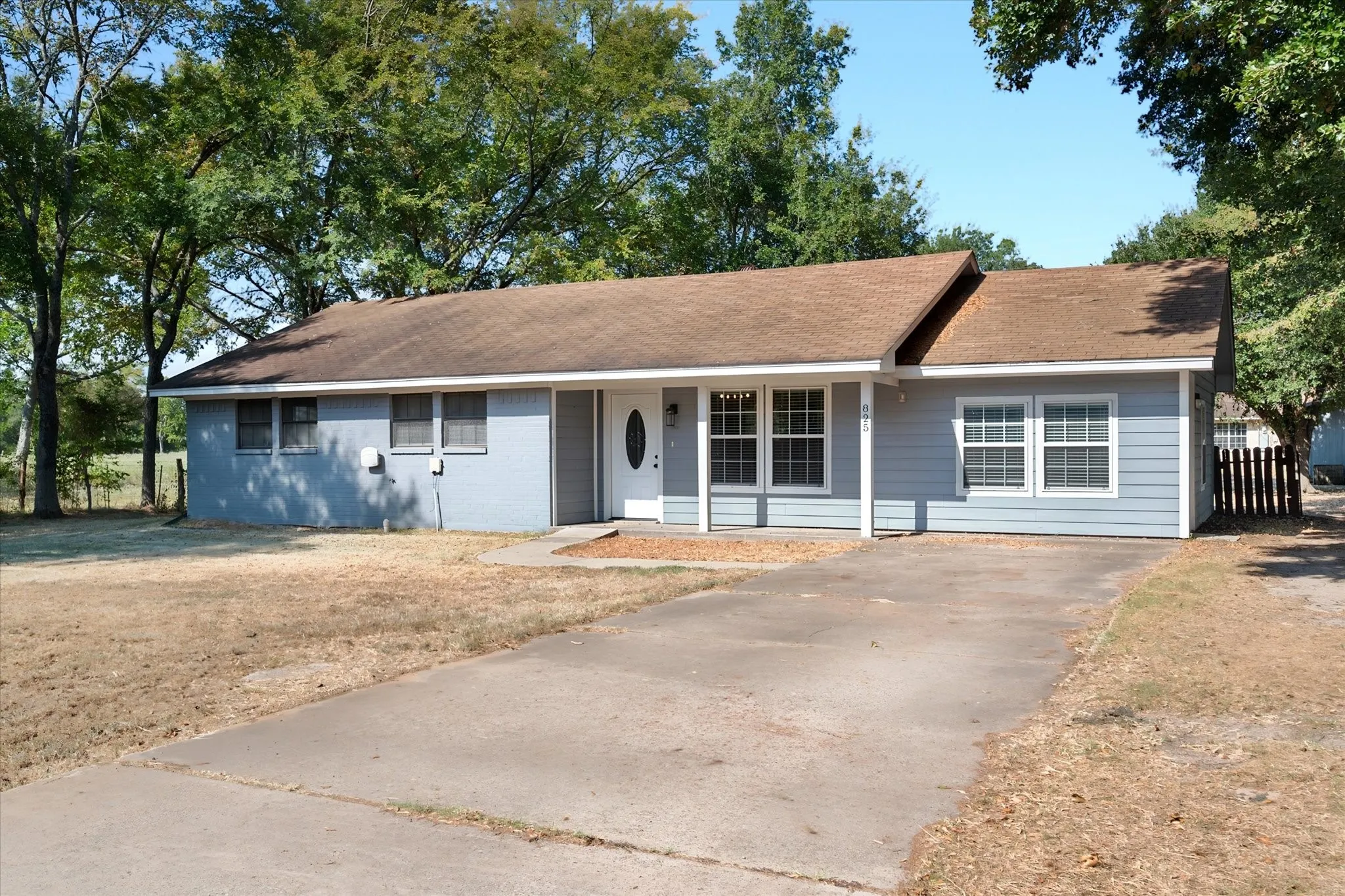 Single Family Residence For Sale in Freestone County , 825 Southwood, Fairfield, Texas 75840, 4 Bedroom, 2 Bathroom, Garage spaces, 1,400 Sqft, built in 1987, mls#21367193, Real Estate Agent in Fairfield, Homes For Sale in Freestone county, Homes For Sale in Fairfield, Realtor in Fairfield Texas, Real Estate Brokerage Independent Realty Texas, Luminita Cordes Realtor