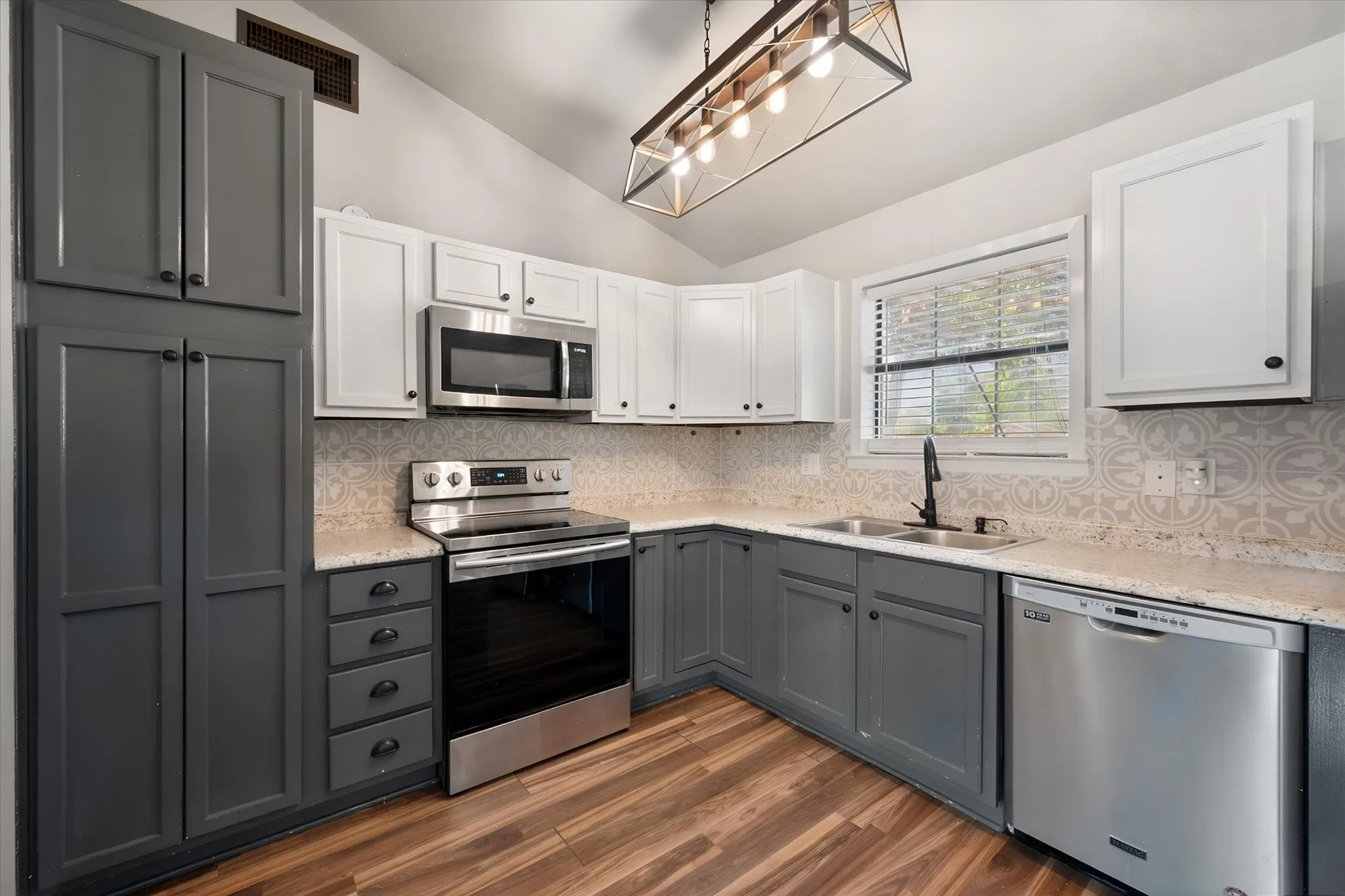 Single Family Residence For Sale in Freestone County , 825 Southwood, Fairfield, Texas 75840, 4 Bedroom, 2 Bathroom, Garage spaces, 1,400 Sqft, built in 1987, mls#21367193, Real Estate Agent in Fairfield, Homes For Sale in Freestone county, Homes For Sale in Fairfield, Realtor in Fairfield Texas, Real Estate Brokerage Independent Realty Texas, Luminita Cordes Realtor