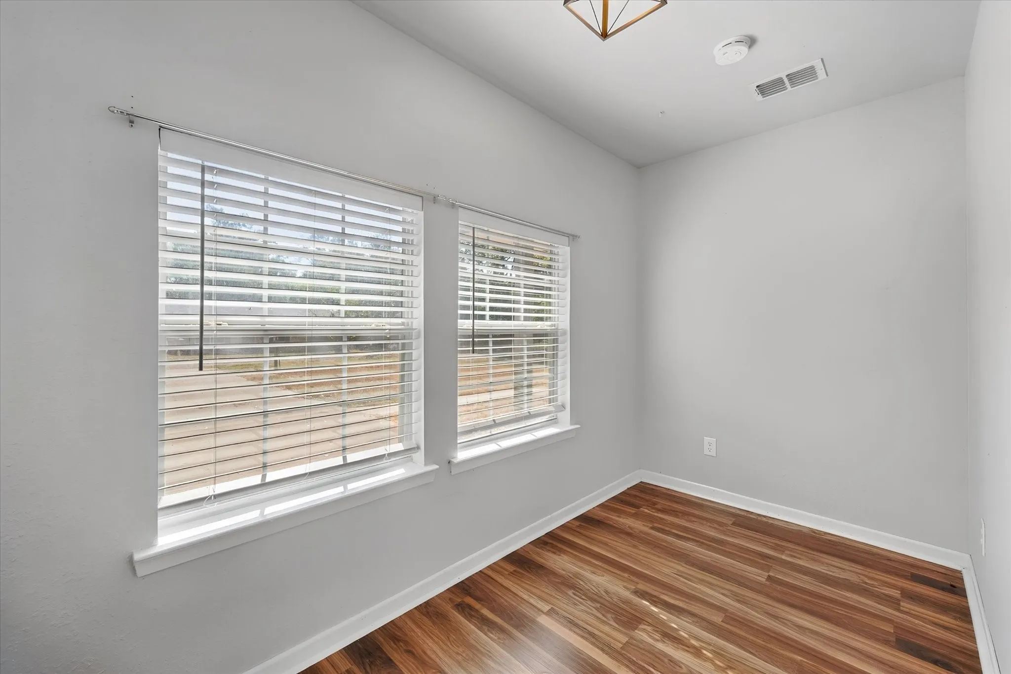 Side entrance in to mud room or storage closet