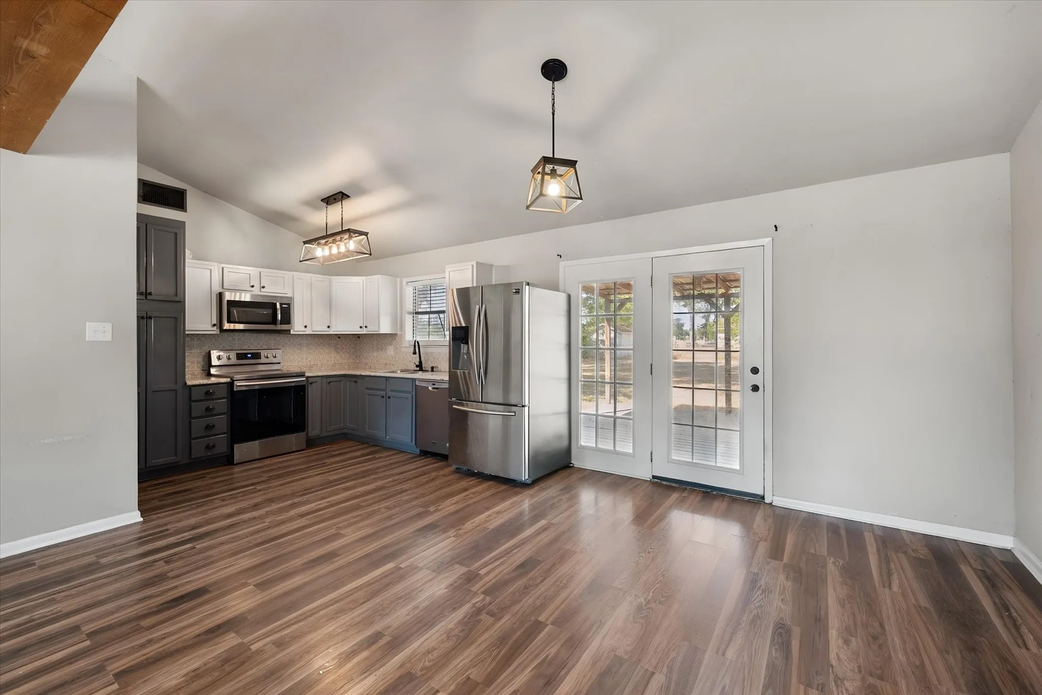 Single Family Residence For Sale in Freestone County , 825 Southwood, Fairfield, Texas 75840, 4 Bedroom, 2 Bathroom, Garage spaces, 1,400 Sqft, built in 1987, mls#21367193, Real Estate Agent in Fairfield, Homes For Sale in Freestone county, Homes For Sale in Fairfield, Realtor in Fairfield Texas, Real Estate Brokerage Independent Realty Texas, Luminita Cordes Realtor