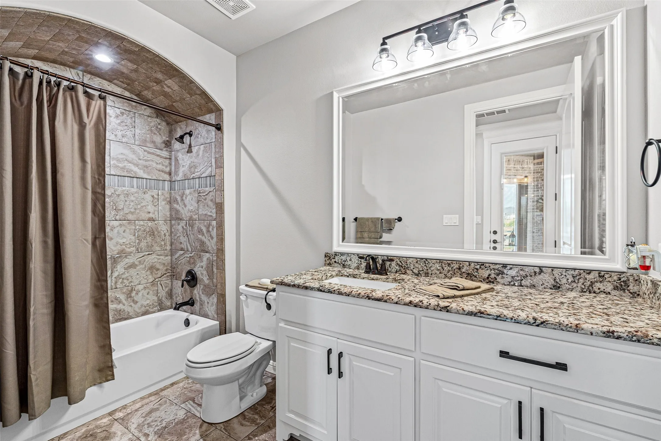 Single Family Residence For Sale in Hood County , 329 Kenyon Court, Granbury, Texas 76049, 5 Bedroom, 3 Bathroom, 3 Garage spaces, 3,070 Sqft, built in 2018, mls#21374515, Real Estate Agent in Granbury, Homes For Sale in Hood county, Homes For Sale in Granbury, Realtor in Granbury Texas, Real Estate Brokerage Independent Realty Texas, Luminita Cordes Realtor