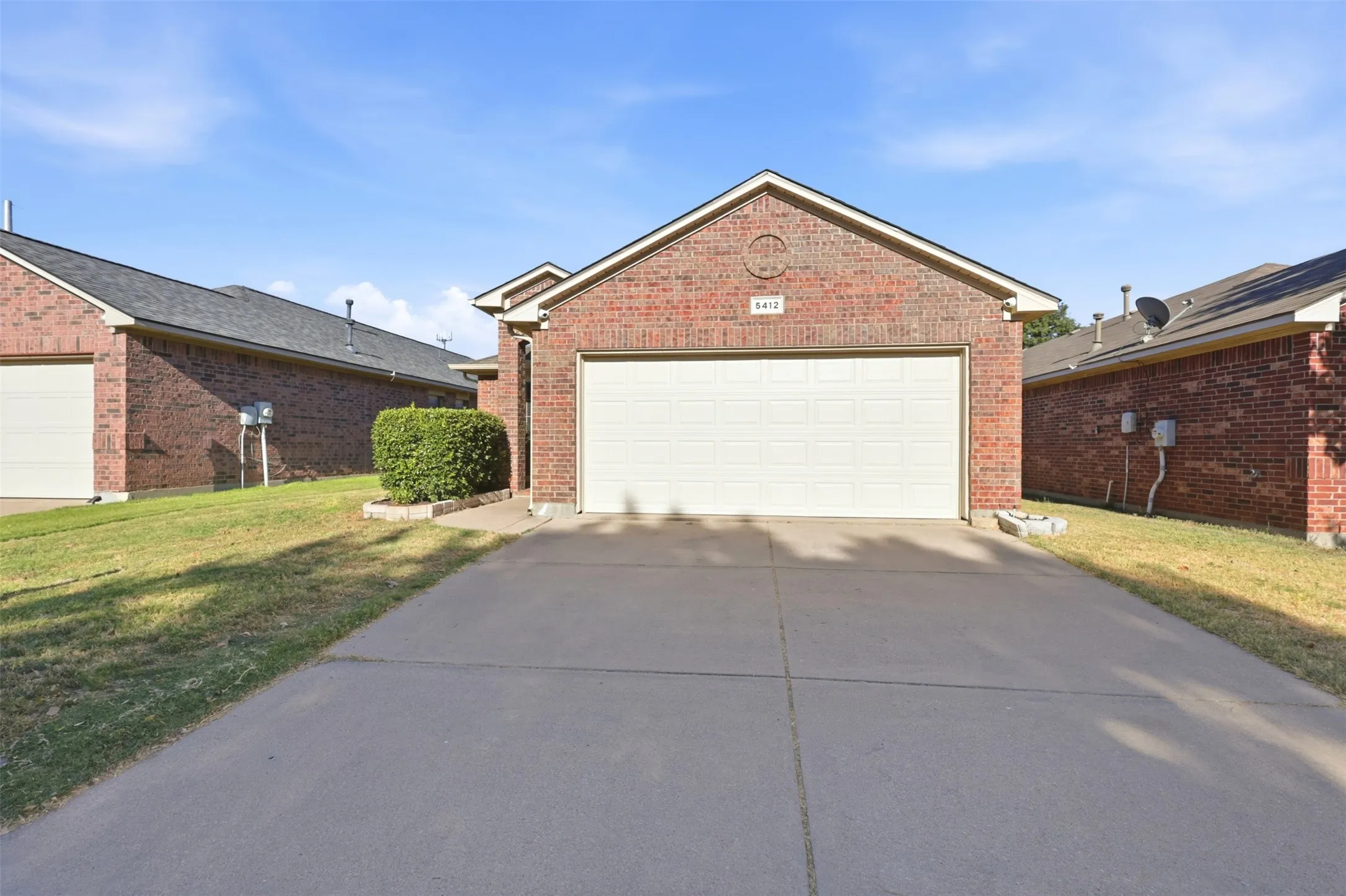 Single Family Residence For Rent in Tarrant County , 5412 Austin Ridge Drive, Fort Worth, Texas 76179, 3 Bedroom, 2 Bathroom, 2 Garage spaces, 1,400 Sqft, built in 2008, mls#21374525, Real Estate Agent in Fort Worth, Homes For Rent in Tarrant county, Homes For Rent in Fort Worth, Realtor in Fort Worth Texas, Real Estate Brokerage Independent Realty Texas, Luminita Cordes Realtor