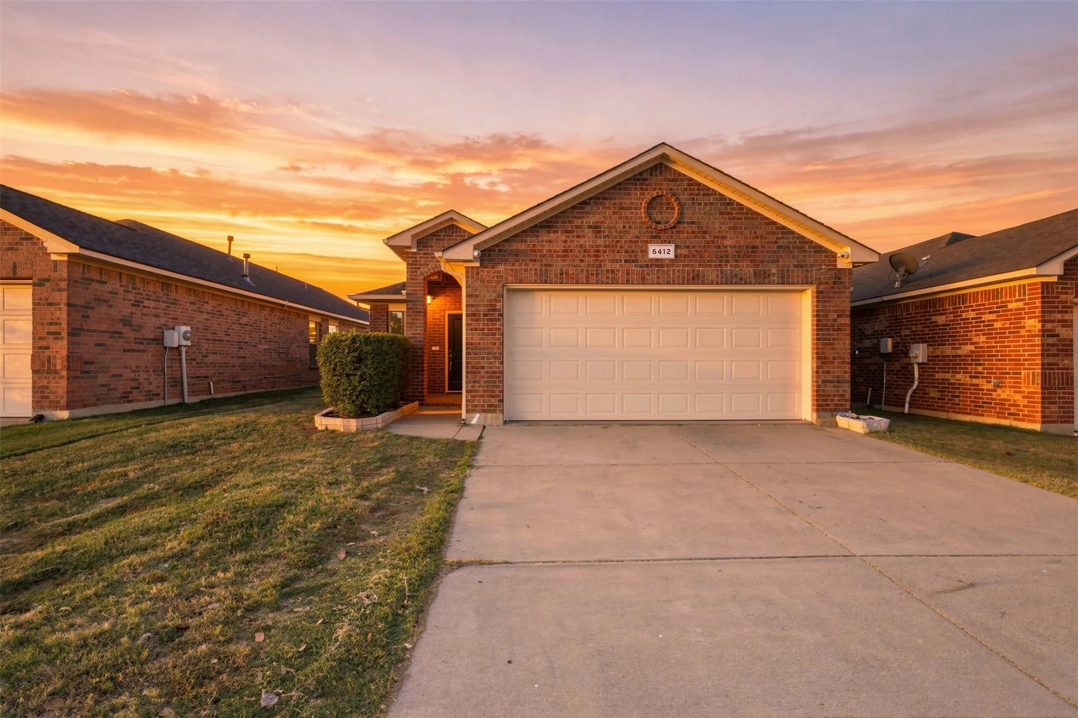 Single Family Residence For Rent in Tarrant County , 5412 Austin Ridge Drive, Fort Worth, Texas 76179, 3 Bedroom, 2 Bathroom, 2 Garage spaces, 1,400 Sqft, built in 2008, mls#21374525, Real Estate Agent in Fort Worth, Homes For Rent in Tarrant county, Homes For Rent in Fort Worth, Realtor in Fort Worth Texas, Real Estate Brokerage Independent Realty Texas, Luminita Cordes Realtor