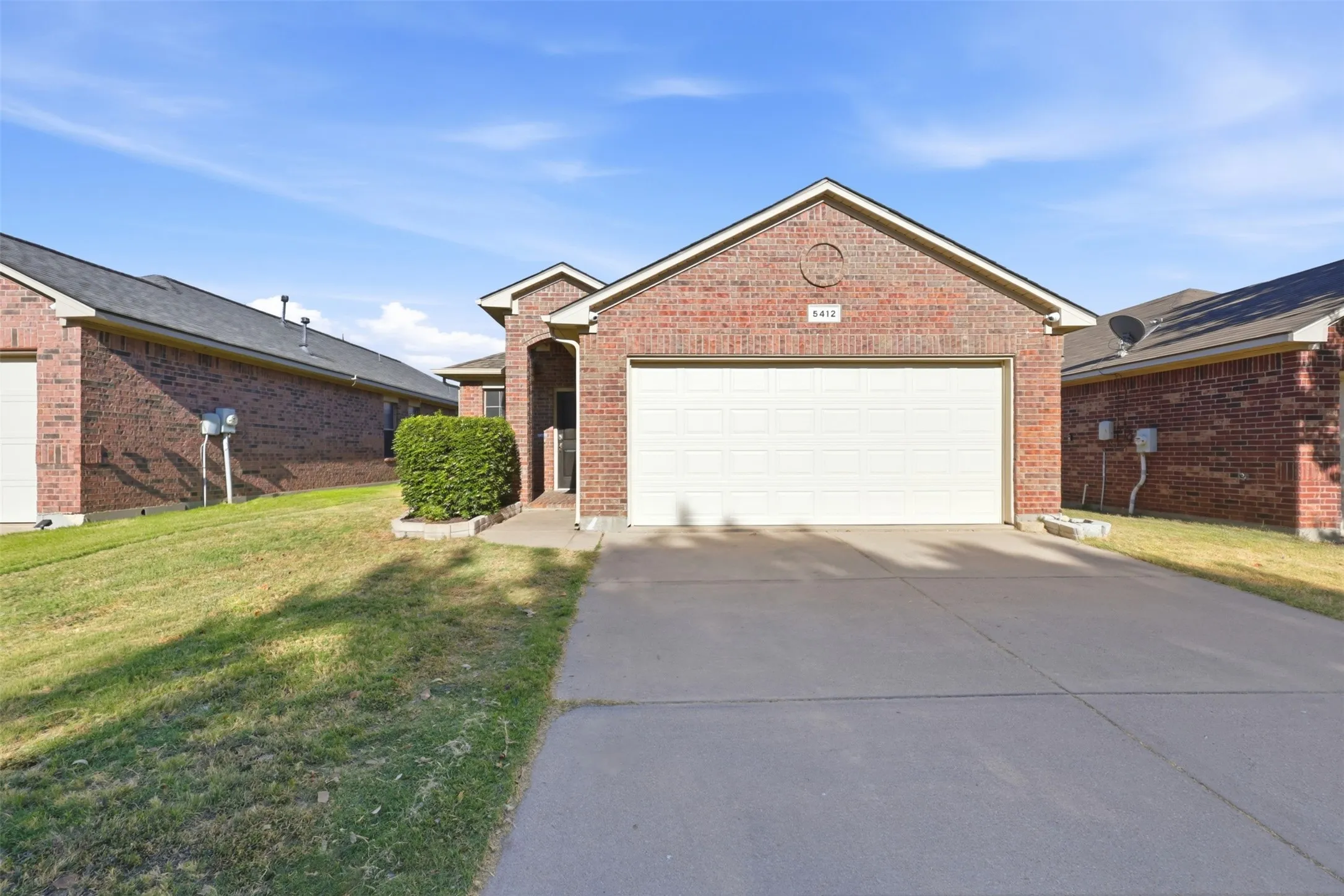 Single Family Residence For Rent in Tarrant County , 5412 Austin Ridge Drive, Fort Worth, Texas 76179, 3 Bedroom, 2 Bathroom, 2 Garage spaces, 1,400 Sqft, built in 2008, mls#21374525, Real Estate Agent in Fort Worth, Homes For Rent in Tarrant county, Homes For Rent in Fort Worth, Realtor in Fort Worth Texas, Real Estate Brokerage Independent Realty Texas, Luminita Cordes Realtor