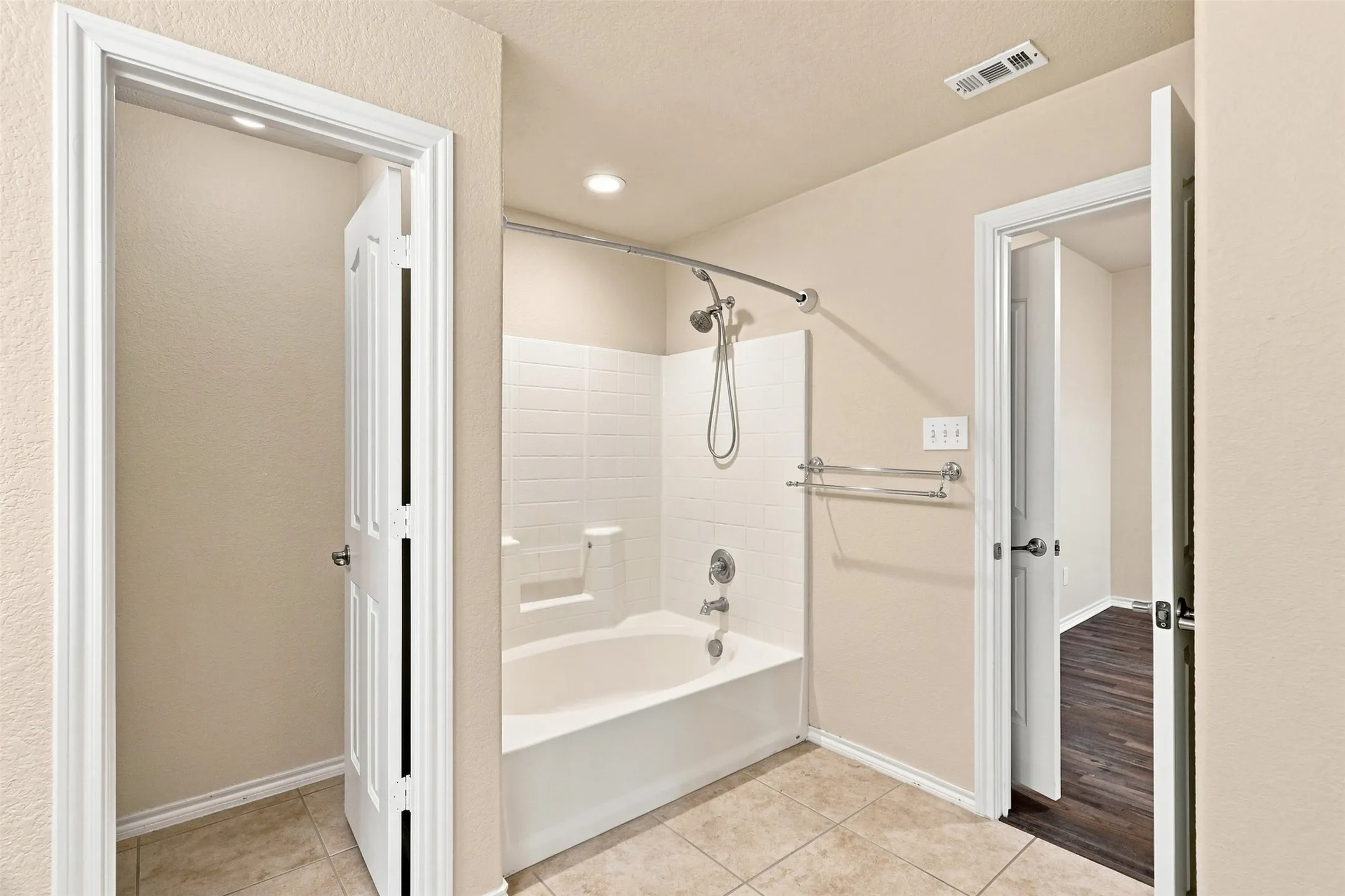 Single Family Residence For Rent in Tarrant County , 5412 Austin Ridge Drive, Fort Worth, Texas 76179, 3 Bedroom, 2 Bathroom, 2 Garage spaces, 1,400 Sqft, built in 2008, mls#21374525, Real Estate Agent in Fort Worth, Homes For Rent in Tarrant county, Homes For Rent in Fort Worth, Realtor in Fort Worth Texas, Real Estate Brokerage Independent Realty Texas, Luminita Cordes Realtor