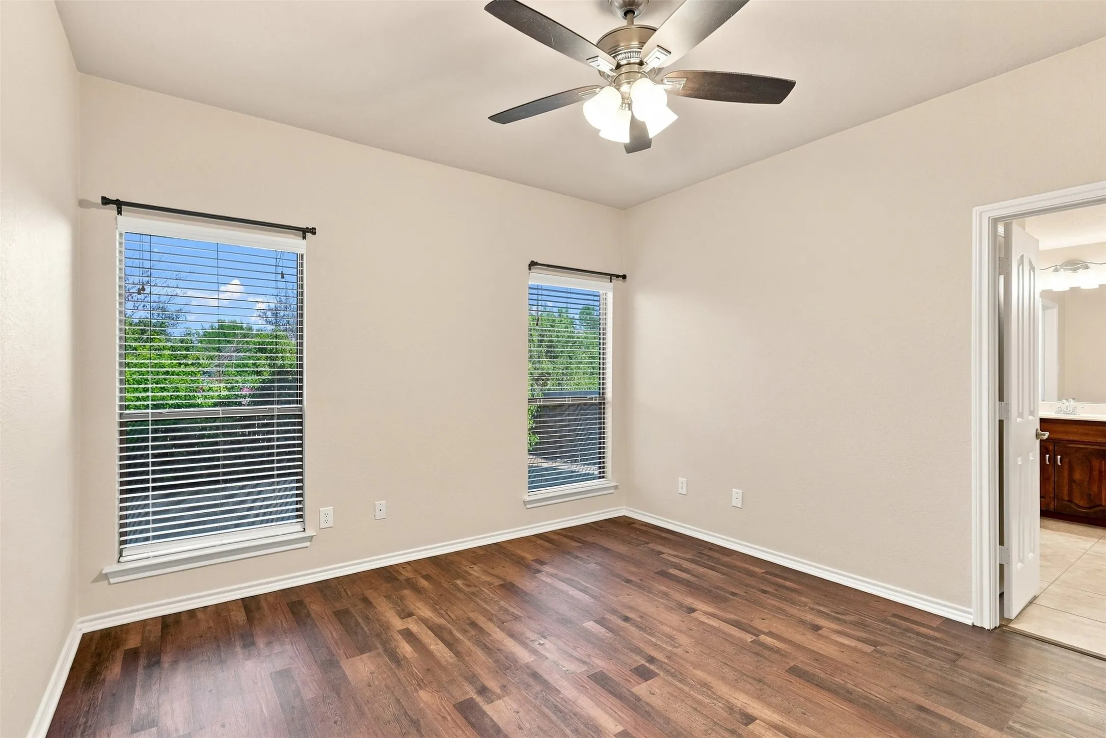 Single Family Residence For Rent in Tarrant County , 5412 Austin Ridge Drive, Fort Worth, Texas 76179, 3 Bedroom, 2 Bathroom, 2 Garage spaces, 1,400 Sqft, built in 2008, mls#21374525, Real Estate Agent in Fort Worth, Homes For Rent in Tarrant county, Homes For Rent in Fort Worth, Realtor in Fort Worth Texas, Real Estate Brokerage Independent Realty Texas, Luminita Cordes Realtor