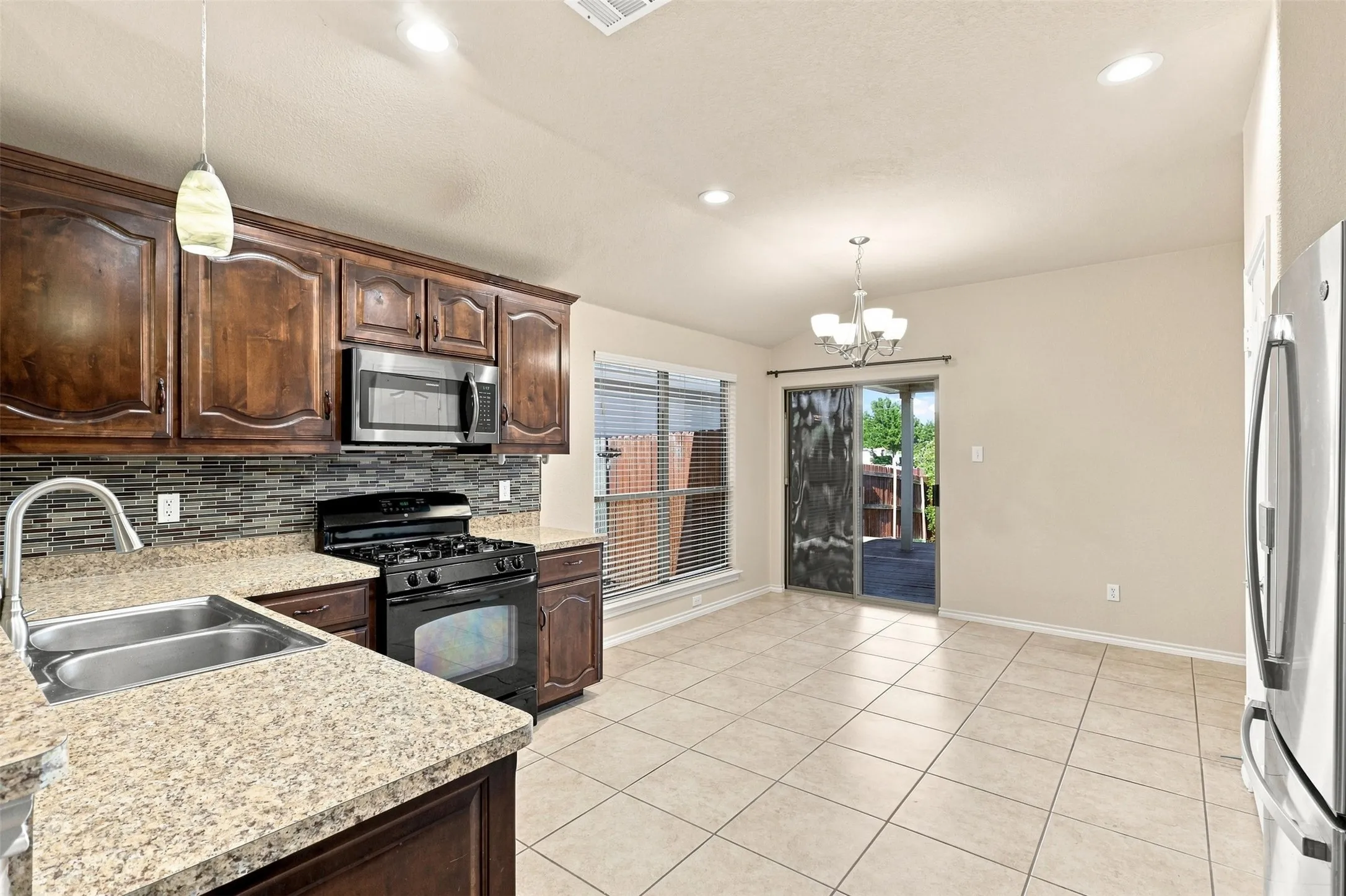 Single Family Residence For Rent in Tarrant County , 5412 Austin Ridge Drive, Fort Worth, Texas 76179, 3 Bedroom, 2 Bathroom, 2 Garage spaces, 1,400 Sqft, built in 2008, mls#21374525, Real Estate Agent in Fort Worth, Homes For Rent in Tarrant county, Homes For Rent in Fort Worth, Realtor in Fort Worth Texas, Real Estate Brokerage Independent Realty Texas, Luminita Cordes Realtor