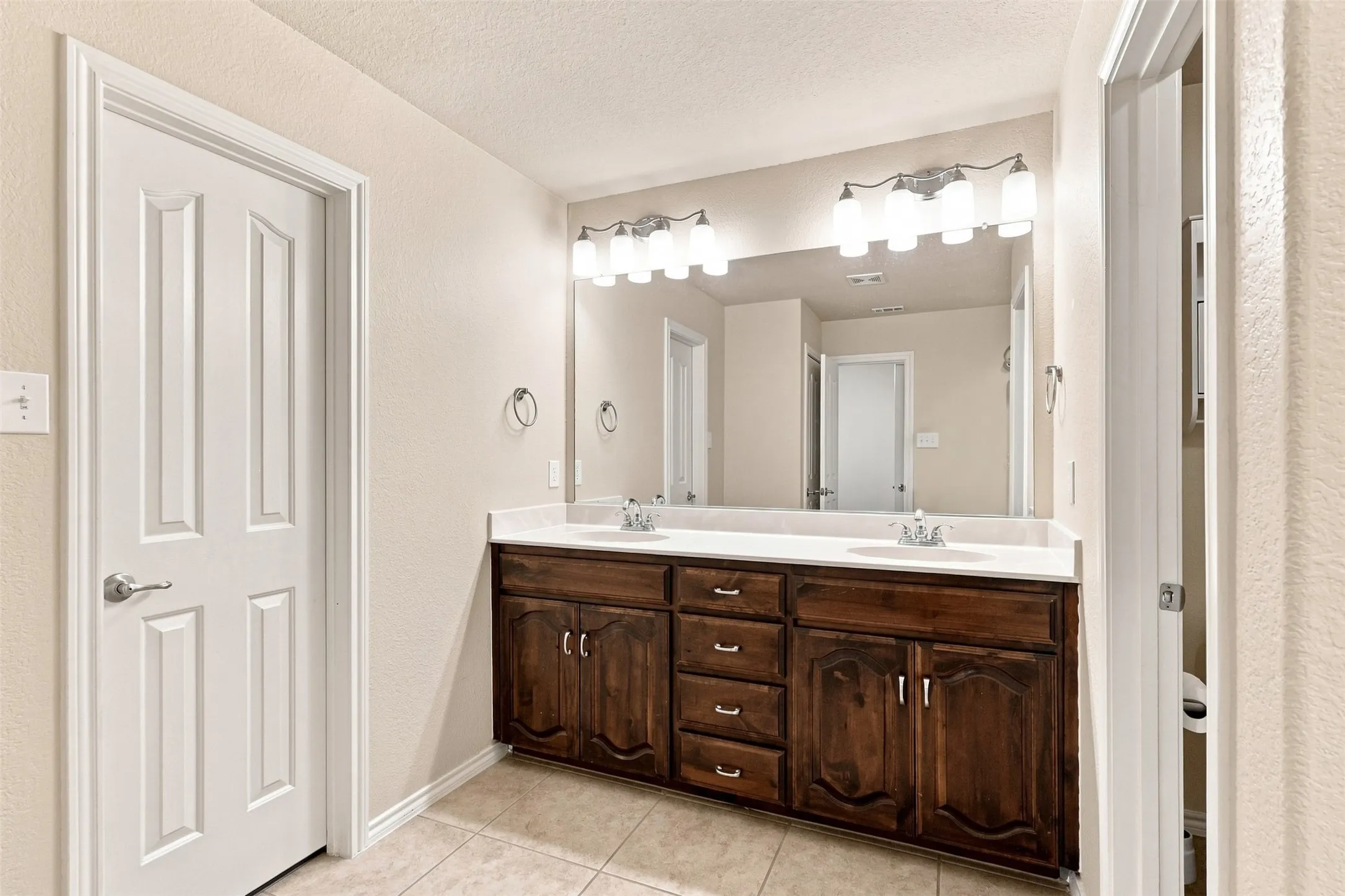 Single Family Residence For Rent in Tarrant County , 5412 Austin Ridge Drive, Fort Worth, Texas 76179, 3 Bedroom, 2 Bathroom, 2 Garage spaces, 1,400 Sqft, built in 2008, mls#21374525, Real Estate Agent in Fort Worth, Homes For Rent in Tarrant county, Homes For Rent in Fort Worth, Realtor in Fort Worth Texas, Real Estate Brokerage Independent Realty Texas, Luminita Cordes Realtor