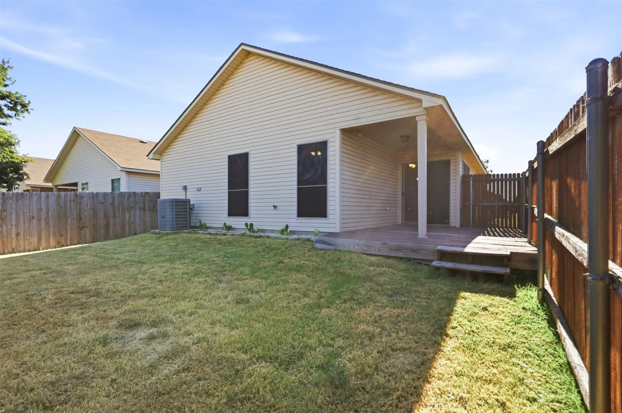 Single Family Residence For Rent in Tarrant County , 5412 Austin Ridge Drive, Fort Worth, Texas 76179, 3 Bedroom, 2 Bathroom, 2 Garage spaces, 1,400 Sqft, built in 2008, mls#21374525, Real Estate Agent in Fort Worth, Homes For Rent in Tarrant county, Homes For Rent in Fort Worth, Realtor in Fort Worth Texas, Real Estate Brokerage Independent Realty Texas, Luminita Cordes Realtor