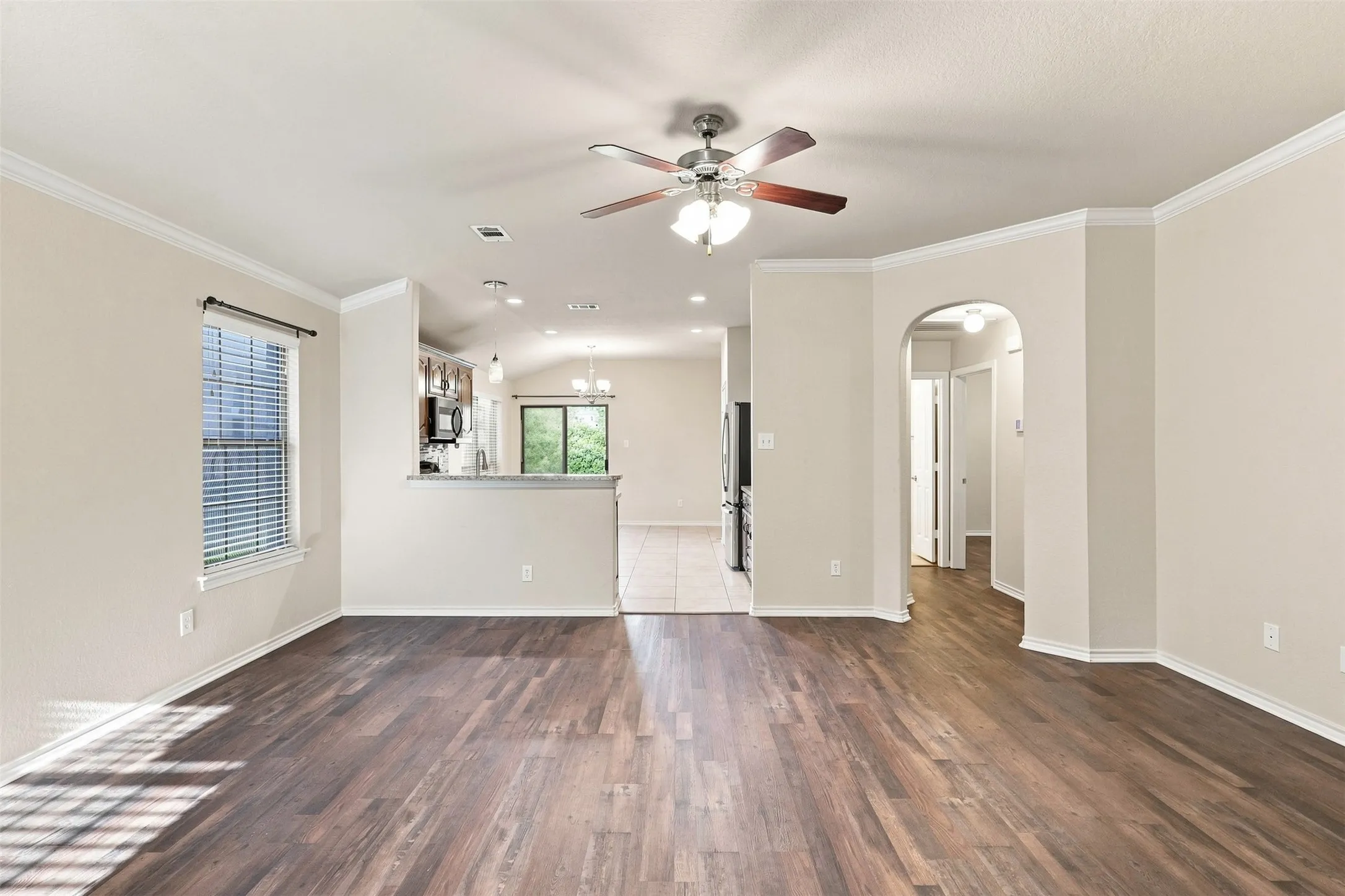 Single Family Residence For Rent in Tarrant County , 5412 Austin Ridge Drive, Fort Worth, Texas 76179, 3 Bedroom, 2 Bathroom, 2 Garage spaces, 1,400 Sqft, built in 2008, mls#21374525, Real Estate Agent in Fort Worth, Homes For Rent in Tarrant county, Homes For Rent in Fort Worth, Realtor in Fort Worth Texas, Real Estate Brokerage Independent Realty Texas, Luminita Cordes Realtor
