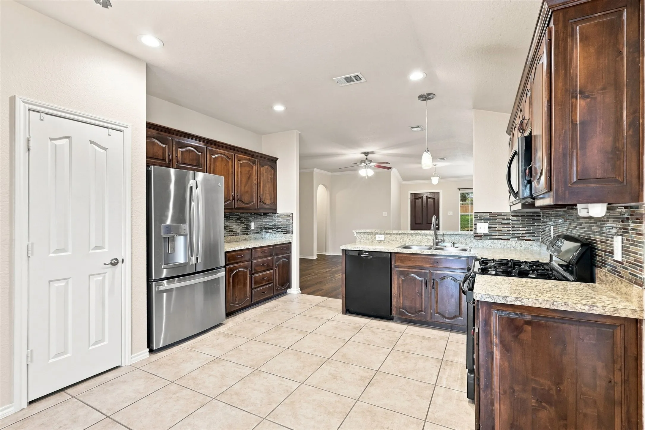 Single Family Residence For Rent in Tarrant County , 5412 Austin Ridge Drive, Fort Worth, Texas 76179, 3 Bedroom, 2 Bathroom, 2 Garage spaces, 1,400 Sqft, built in 2008, mls#21374525, Real Estate Agent in Fort Worth, Homes For Rent in Tarrant county, Homes For Rent in Fort Worth, Realtor in Fort Worth Texas, Real Estate Brokerage Independent Realty Texas, Luminita Cordes Realtor