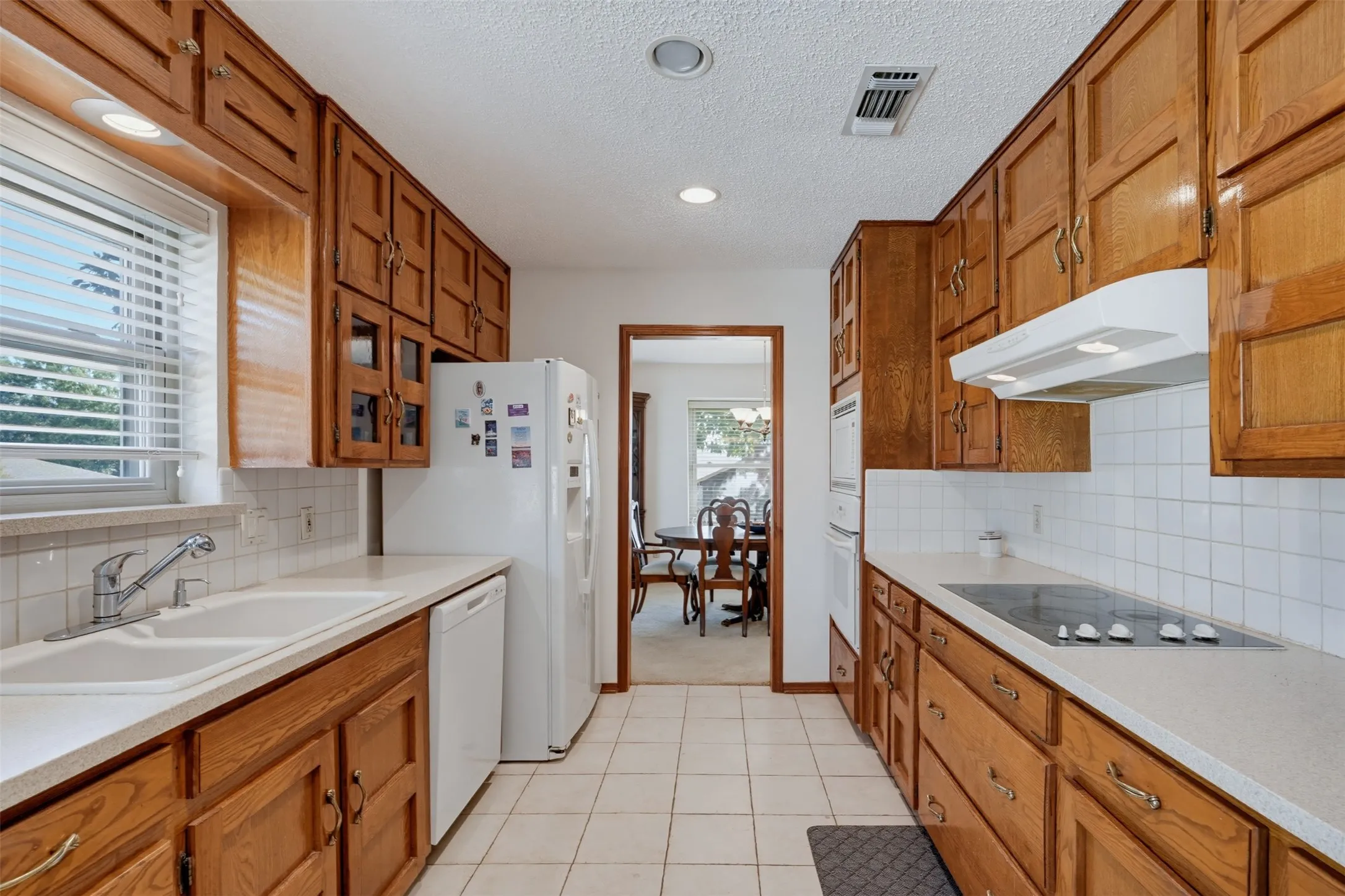 Single Family Residence For Sale in Tarrant County , 3824 Fox Hollow Drive, Bedford, Texas 76021, 3 Bedroom, 2 Bathroom, 2 Garage spaces, 1,720 Sqft, built in 1978, mls#21374290, Real Estate Agent in Bedford, Homes For Sale in Tarrant county, Homes For Sale in Bedford, Realtor in Bedford Texas, Real Estate Brokerage Independent Realty Texas, Luminita Cordes Realtor