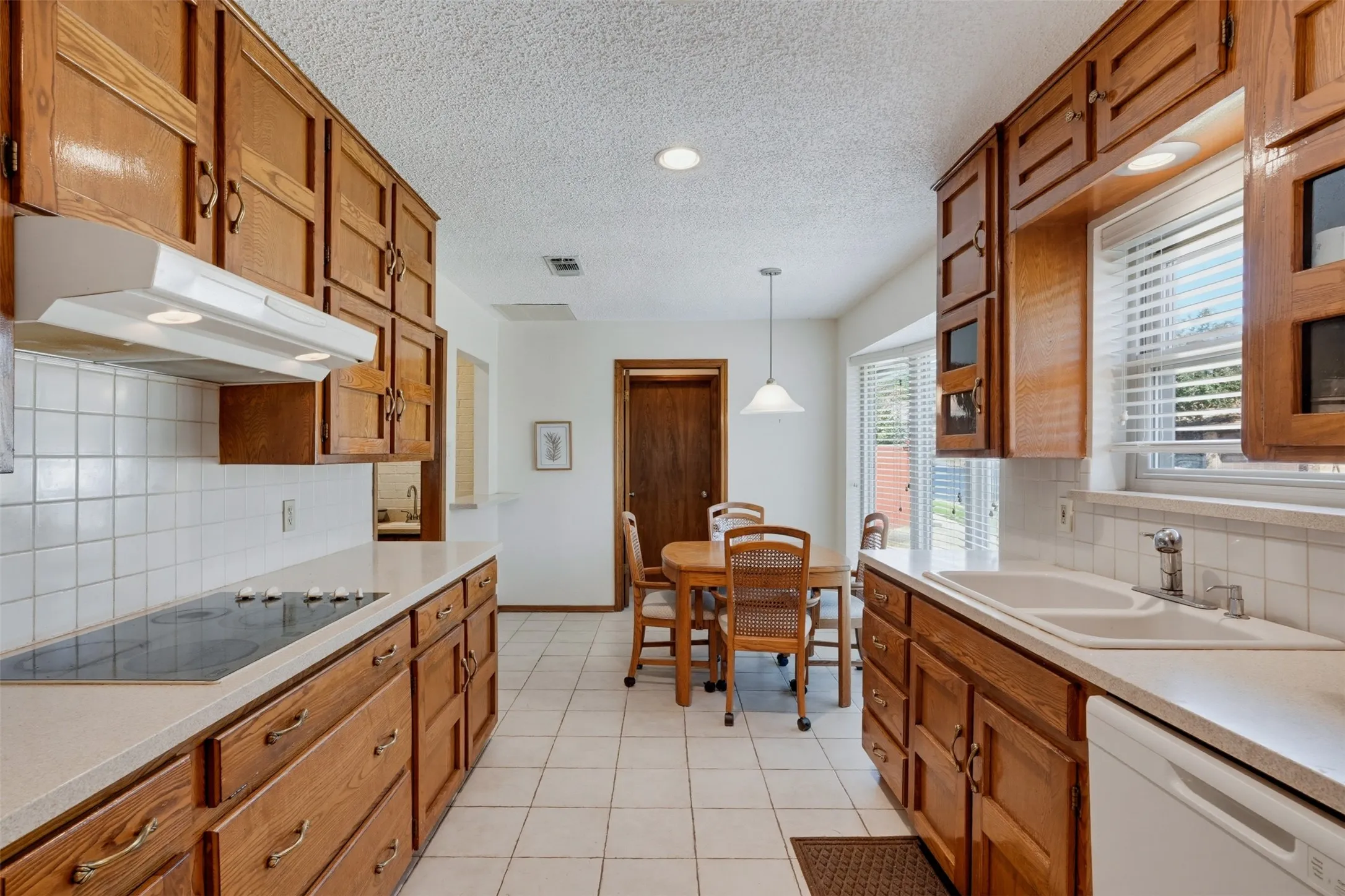 Single Family Residence For Sale in Tarrant County , 3824 Fox Hollow Drive, Bedford, Texas 76021, 3 Bedroom, 2 Bathroom, 2 Garage spaces, 1,720 Sqft, built in 1978, mls#21374290, Real Estate Agent in Bedford, Homes For Sale in Tarrant county, Homes For Sale in Bedford, Realtor in Bedford Texas, Real Estate Brokerage Independent Realty Texas, Luminita Cordes Realtor
