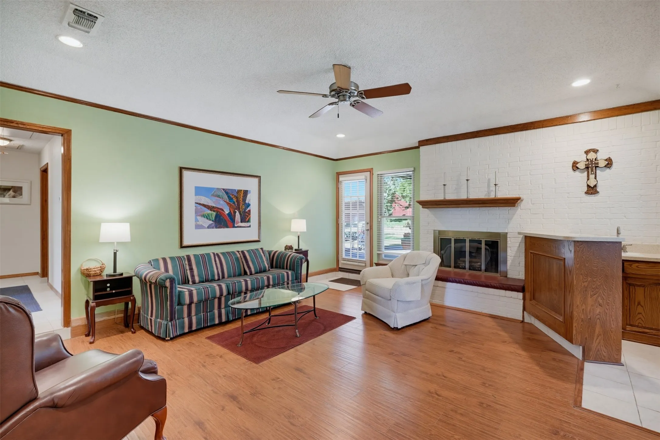 Single Family Residence For Sale in Tarrant County , 3824 Fox Hollow Drive, Bedford, Texas 76021, 3 Bedroom, 2 Bathroom, 2 Garage spaces, 1,720 Sqft, built in 1978, mls#21374290, Real Estate Agent in Bedford, Homes For Sale in Tarrant county, Homes For Sale in Bedford, Realtor in Bedford Texas, Real Estate Brokerage Independent Realty Texas, Luminita Cordes Realtor