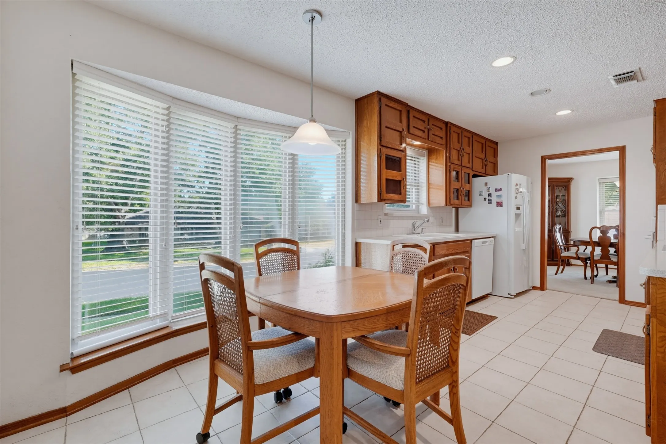 Single Family Residence For Sale in Tarrant County , 3824 Fox Hollow Drive, Bedford, Texas 76021, 3 Bedroom, 2 Bathroom, 2 Garage spaces, 1,720 Sqft, built in 1978, mls#21374290, Real Estate Agent in Bedford, Homes For Sale in Tarrant county, Homes For Sale in Bedford, Realtor in Bedford Texas, Real Estate Brokerage Independent Realty Texas, Luminita Cordes Realtor