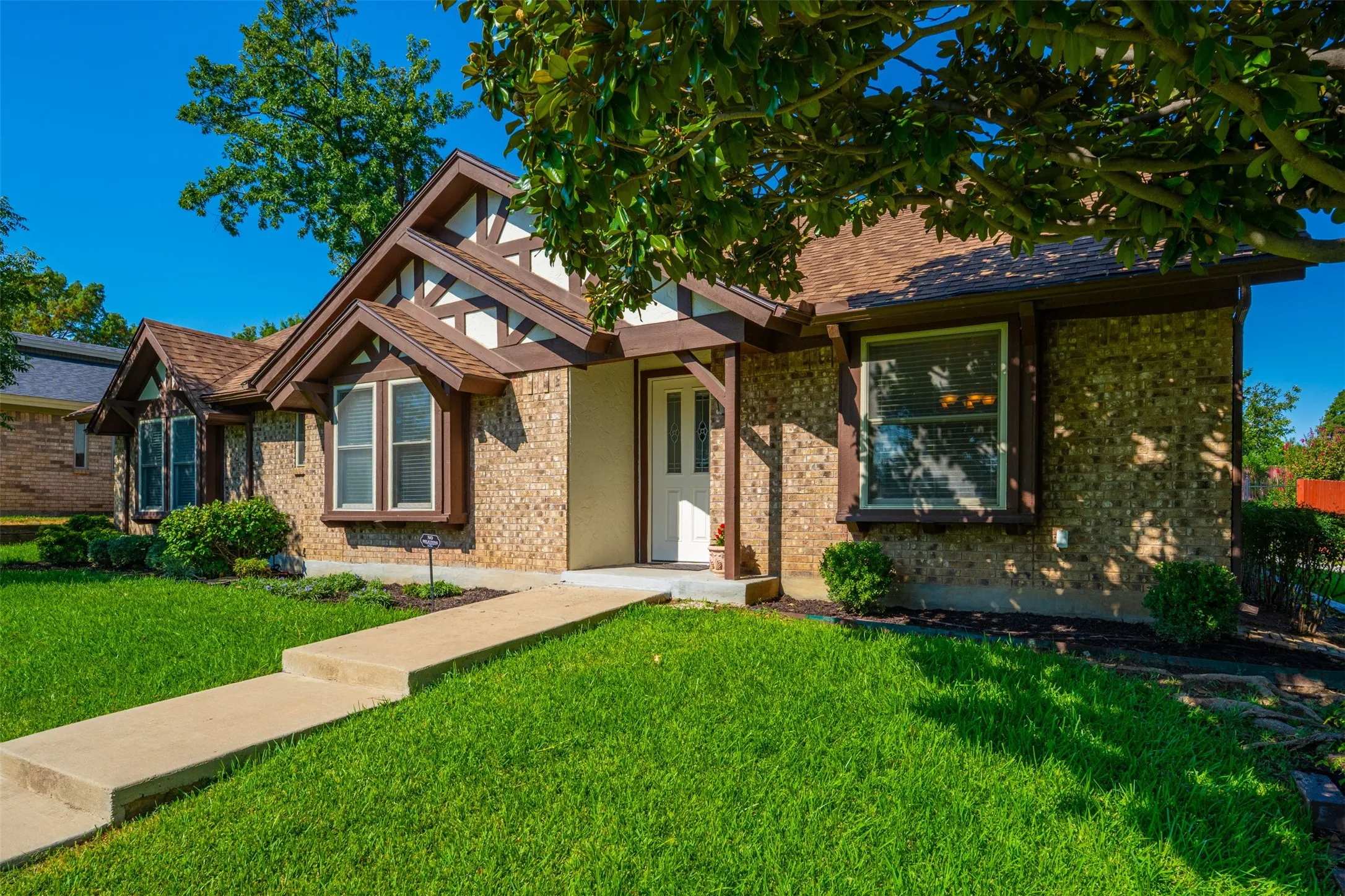 Single Family Residence For Sale in Tarrant County , 3824 Fox Hollow Drive, Bedford, Texas 76021, 3 Bedroom, 2 Bathroom, 2 Garage spaces, 1,720 Sqft, built in 1978, mls#21374290, Real Estate Agent in Bedford, Homes For Sale in Tarrant county, Homes For Sale in Bedford, Realtor in Bedford Texas, Real Estate Brokerage Independent Realty Texas, Luminita Cordes Realtor