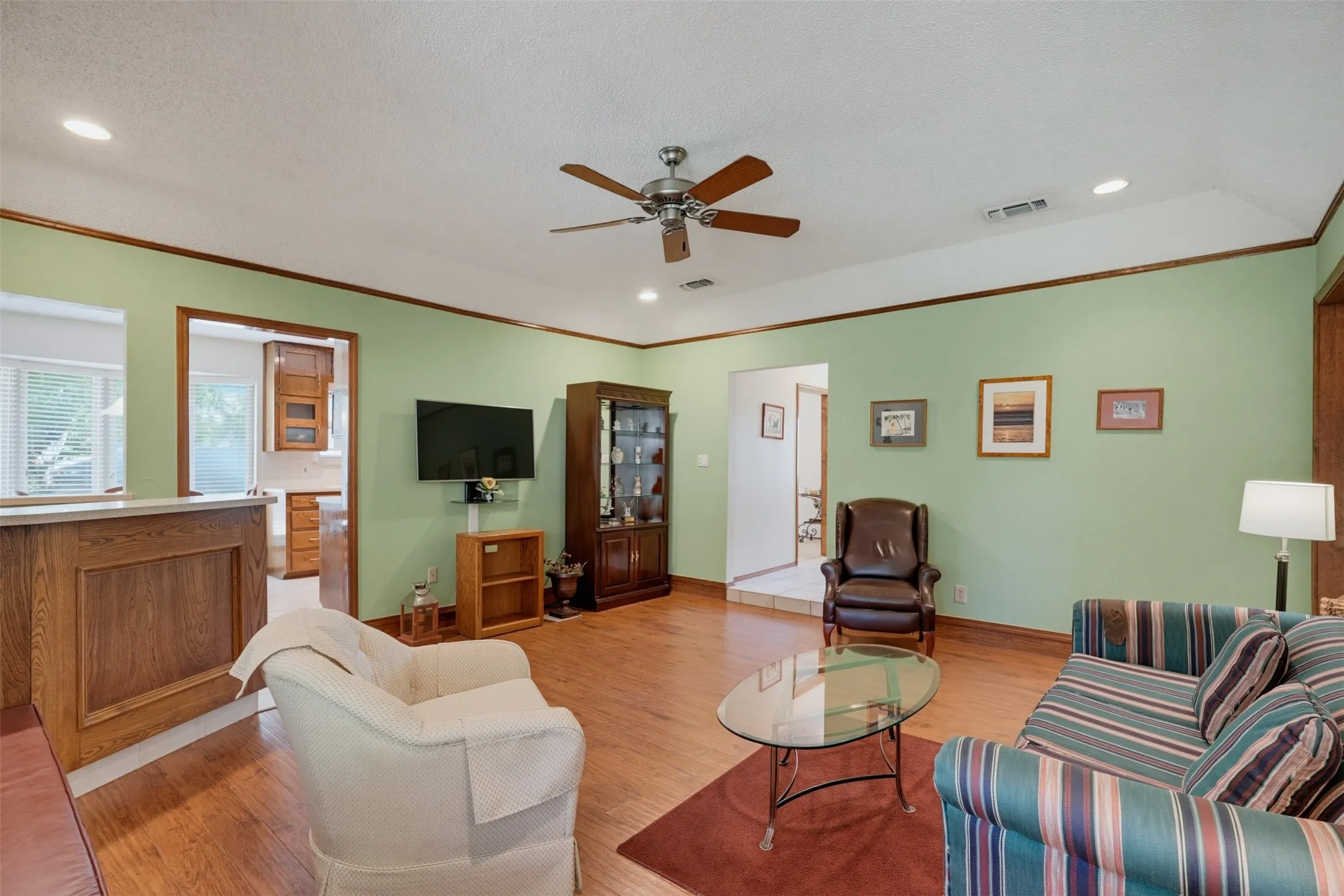 Single Family Residence For Sale in Tarrant County , 3824 Fox Hollow Drive, Bedford, Texas 76021, 3 Bedroom, 2 Bathroom, 2 Garage spaces, 1,720 Sqft, built in 1978, mls#21374290, Real Estate Agent in Bedford, Homes For Sale in Tarrant county, Homes For Sale in Bedford, Realtor in Bedford Texas, Real Estate Brokerage Independent Realty Texas, Luminita Cordes Realtor