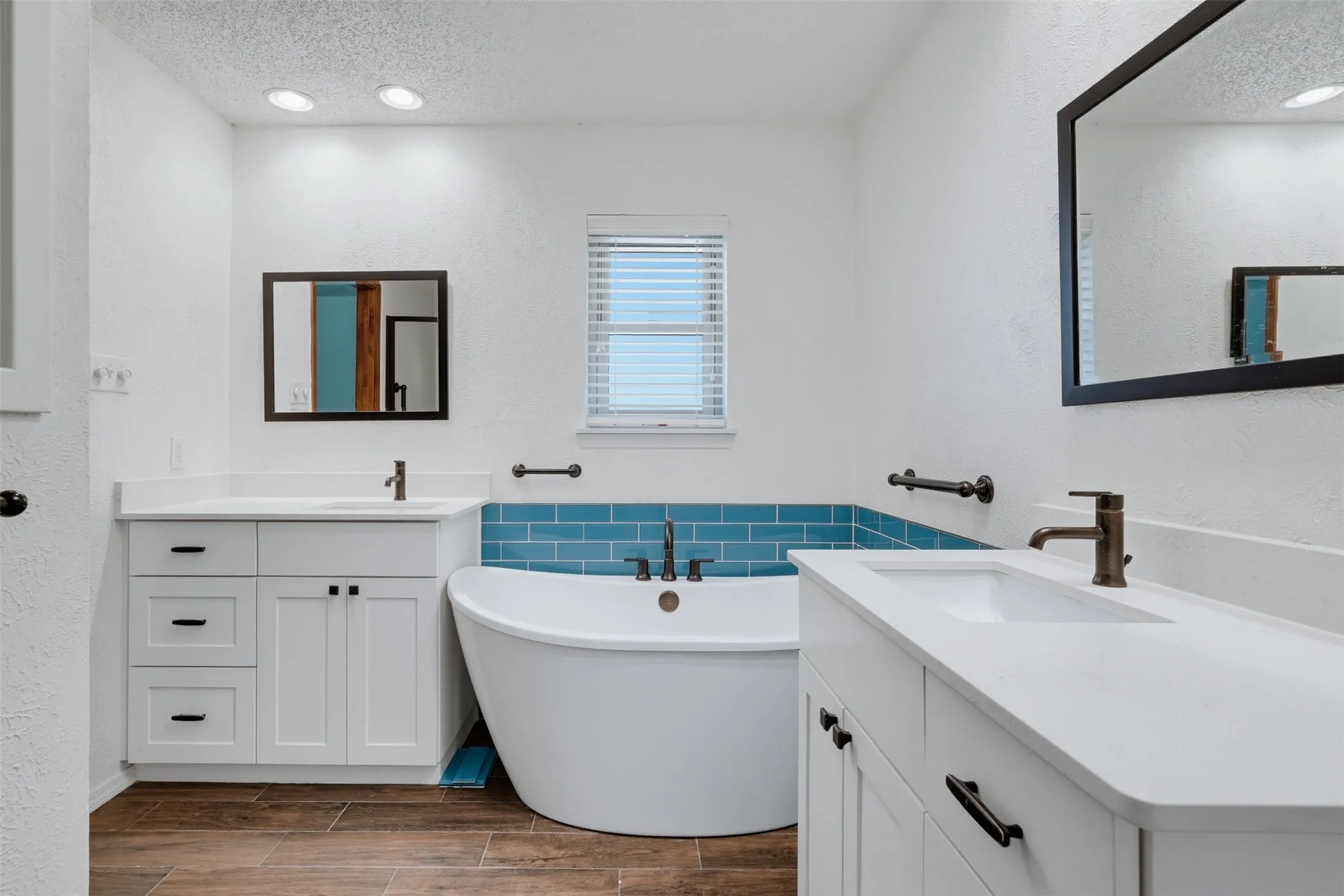 Single Family Residence For Sale in Tarrant County , 3824 Fox Hollow Drive, Bedford, Texas 76021, 3 Bedroom, 2 Bathroom, 2 Garage spaces, 1,720 Sqft, built in 1978, mls#21374290, Real Estate Agent in Bedford, Homes For Sale in Tarrant county, Homes For Sale in Bedford, Realtor in Bedford Texas, Real Estate Brokerage Independent Realty Texas, Luminita Cordes Realtor