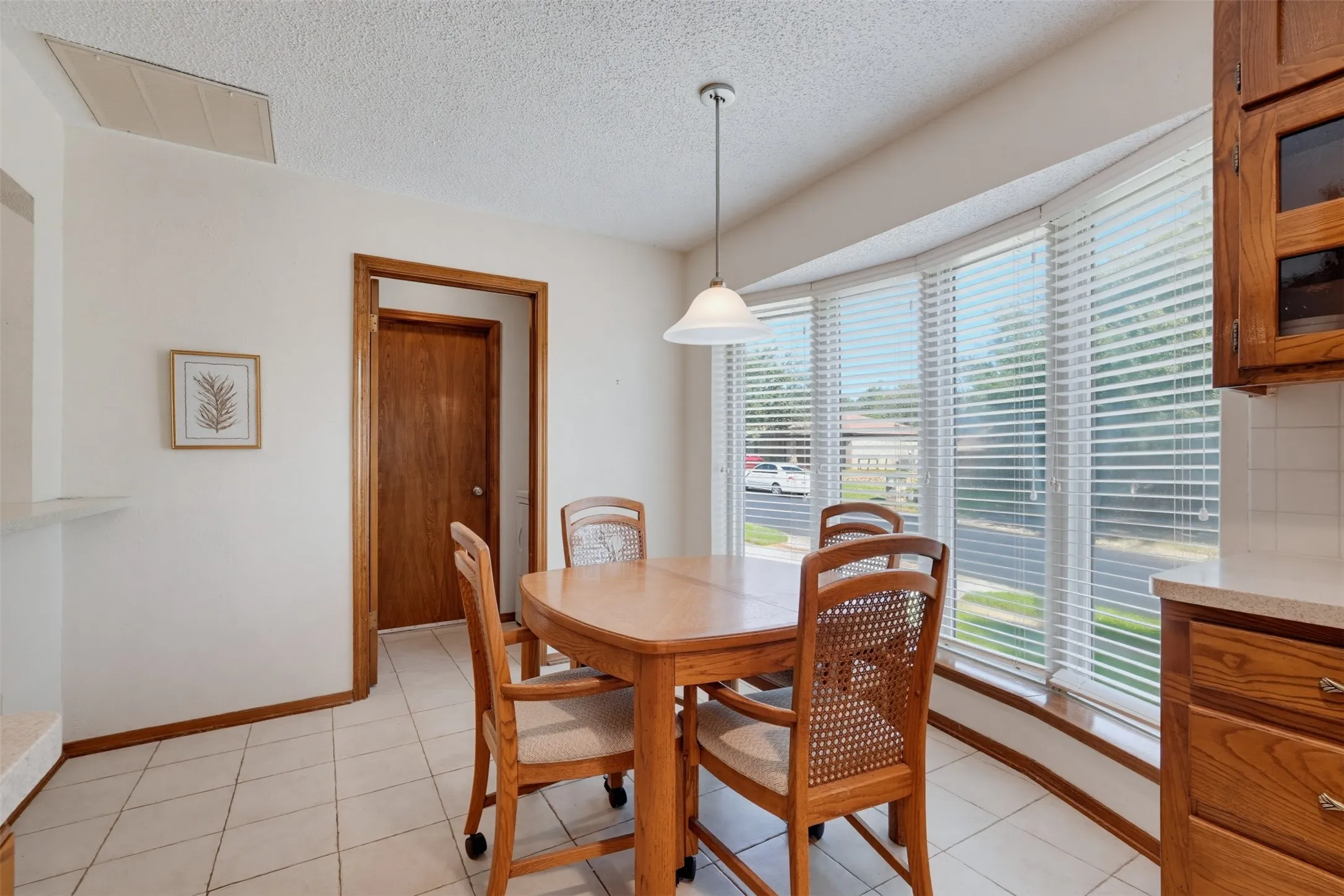 Single Family Residence For Sale in Tarrant County , 3824 Fox Hollow Drive, Bedford, Texas 76021, 3 Bedroom, 2 Bathroom, 2 Garage spaces, 1,720 Sqft, built in 1978, mls#21374290, Real Estate Agent in Bedford, Homes For Sale in Tarrant county, Homes For Sale in Bedford, Realtor in Bedford Texas, Real Estate Brokerage Independent Realty Texas, Luminita Cordes Realtor