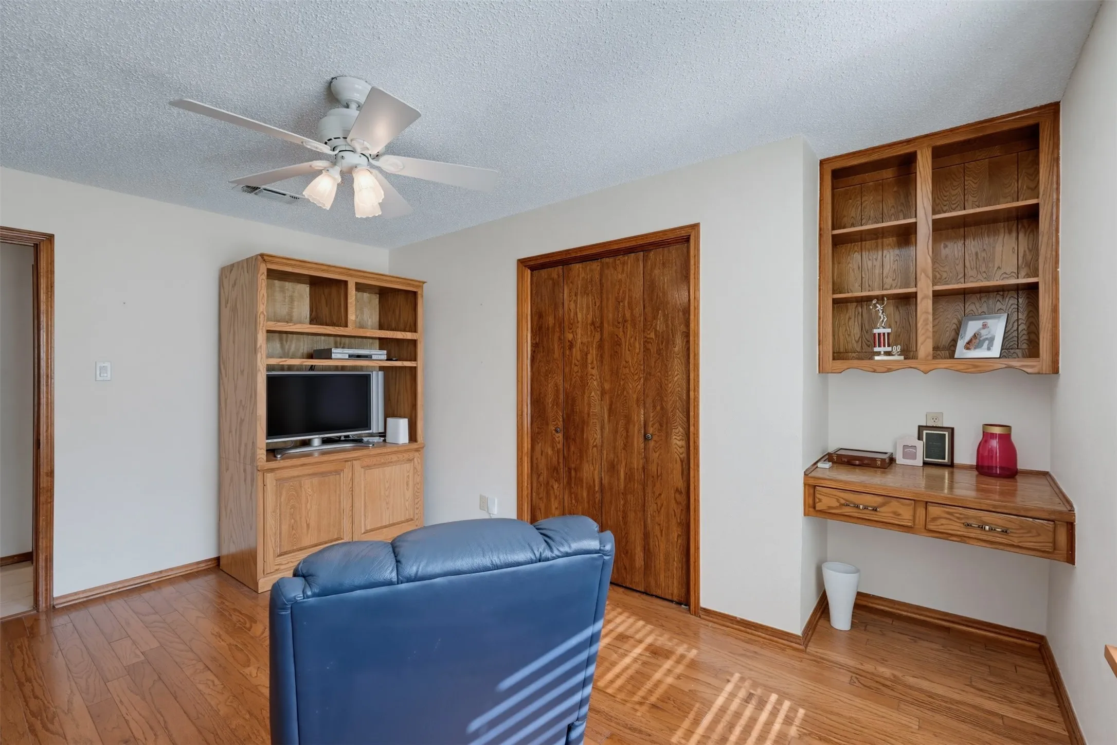 Single Family Residence For Sale in Tarrant County , 3824 Fox Hollow Drive, Bedford, Texas 76021, 3 Bedroom, 2 Bathroom, 2 Garage spaces, 1,720 Sqft, built in 1978, mls#21374290, Real Estate Agent in Bedford, Homes For Sale in Tarrant county, Homes For Sale in Bedford, Realtor in Bedford Texas, Real Estate Brokerage Independent Realty Texas, Luminita Cordes Realtor