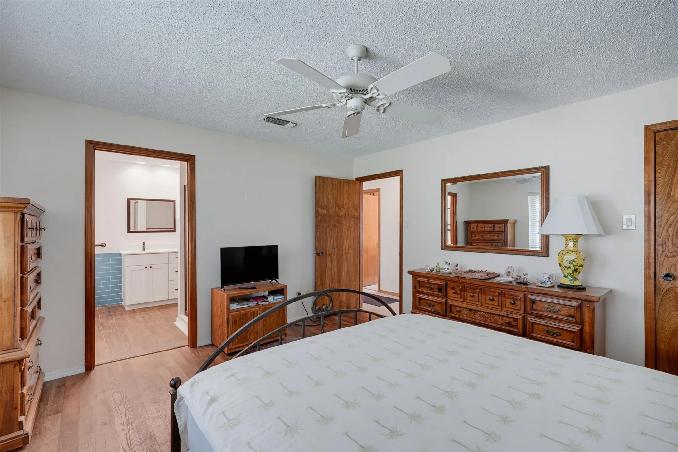 Single Family Residence For Sale in Tarrant County , 3824 Fox Hollow Drive, Bedford, Texas 76021, 3 Bedroom, 2 Bathroom, 2 Garage spaces, 1,720 Sqft, built in 1978, mls#21374290, Real Estate Agent in Bedford, Homes For Sale in Tarrant county, Homes For Sale in Bedford, Realtor in Bedford Texas, Real Estate Brokerage Independent Realty Texas, Luminita Cordes Realtor