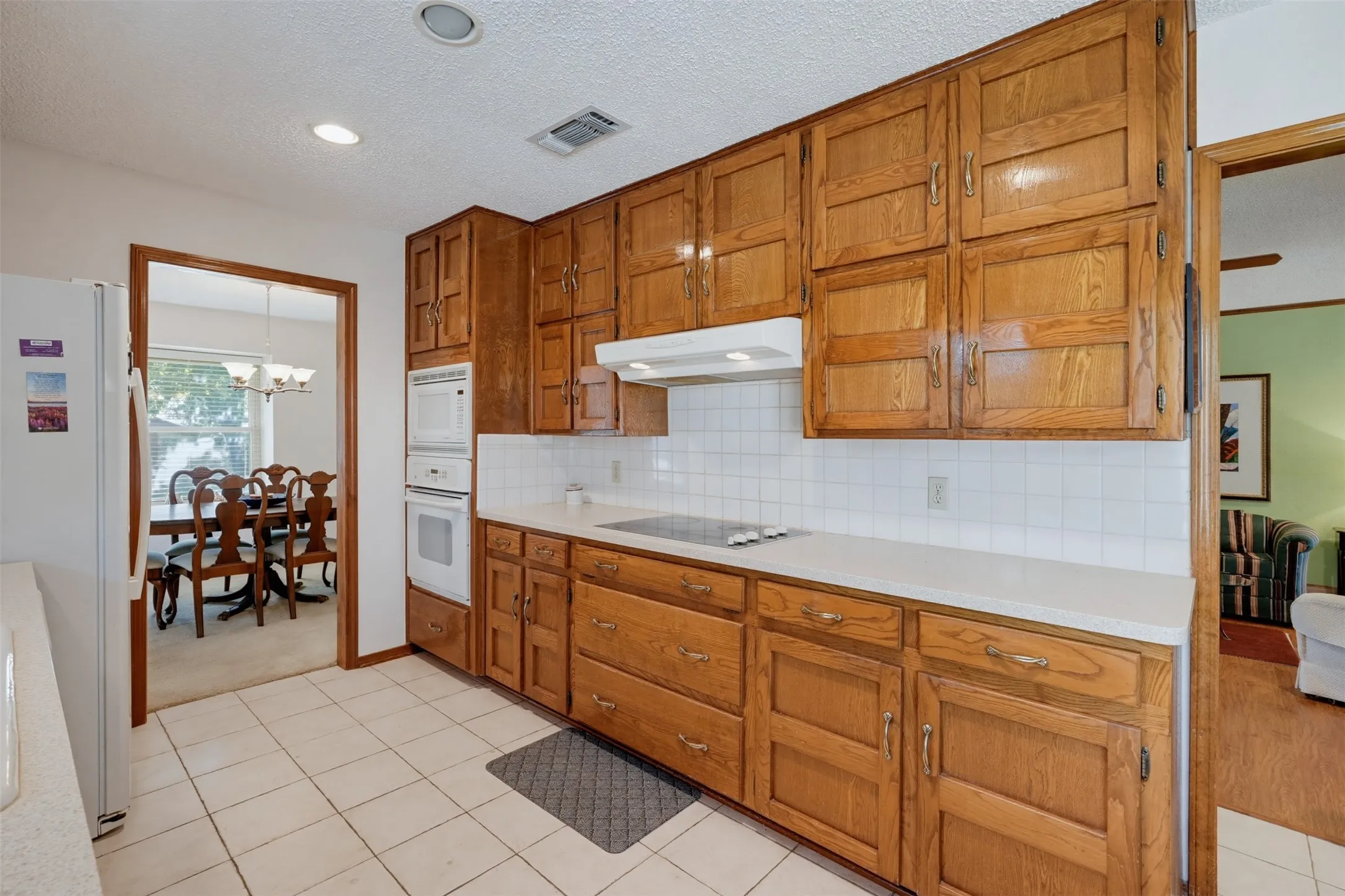 Single Family Residence For Sale in Tarrant County , 3824 Fox Hollow Drive, Bedford, Texas 76021, 3 Bedroom, 2 Bathroom, 2 Garage spaces, 1,720 Sqft, built in 1978, mls#21374290, Real Estate Agent in Bedford, Homes For Sale in Tarrant county, Homes For Sale in Bedford, Realtor in Bedford Texas, Real Estate Brokerage Independent Realty Texas, Luminita Cordes Realtor