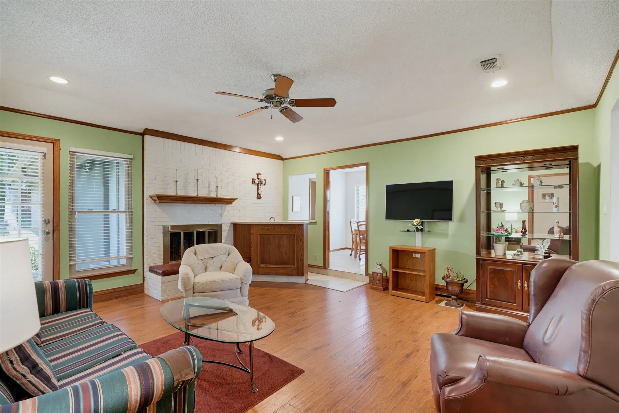 Single Family Residence For Sale in Tarrant County , 3824 Fox Hollow Drive, Bedford, Texas 76021, 3 Bedroom, 2 Bathroom, 2 Garage spaces, 1,720 Sqft, built in 1978, mls#21374290, Real Estate Agent in Bedford, Homes For Sale in Tarrant county, Homes For Sale in Bedford, Realtor in Bedford Texas, Real Estate Brokerage Independent Realty Texas, Luminita Cordes Realtor