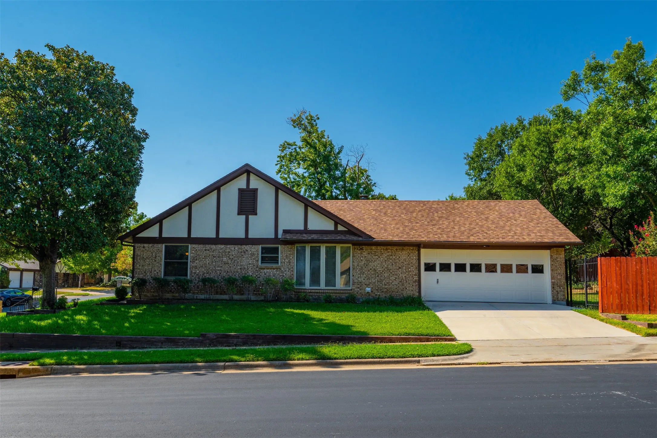 Single Family Residence For Sale in Tarrant County , 3824 Fox Hollow Drive, Bedford, Texas 76021, 3 Bedroom, 2 Bathroom, 2 Garage spaces, 1,720 Sqft, built in 1978, mls#21374290, Real Estate Agent in Bedford, Homes For Sale in Tarrant county, Homes For Sale in Bedford, Realtor in Bedford Texas, Real Estate Brokerage Independent Realty Texas, Luminita Cordes Realtor