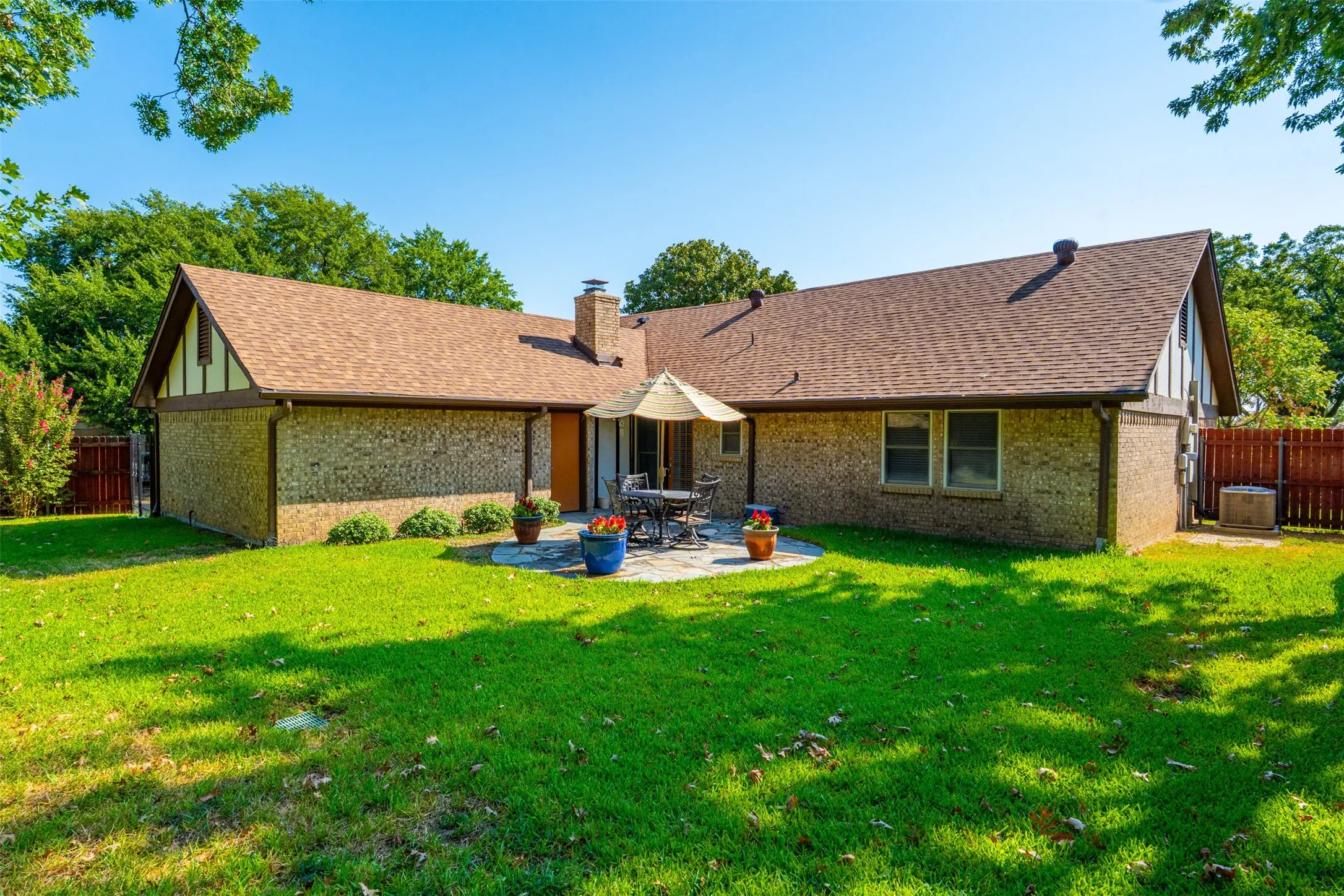 Single Family Residence For Sale in Tarrant County , 3824 Fox Hollow Drive, Bedford, Texas 76021, 3 Bedroom, 2 Bathroom, 2 Garage spaces, 1,720 Sqft, built in 1978, mls#21374290, Real Estate Agent in Bedford, Homes For Sale in Tarrant county, Homes For Sale in Bedford, Realtor in Bedford Texas, Real Estate Brokerage Independent Realty Texas, Luminita Cordes Realtor