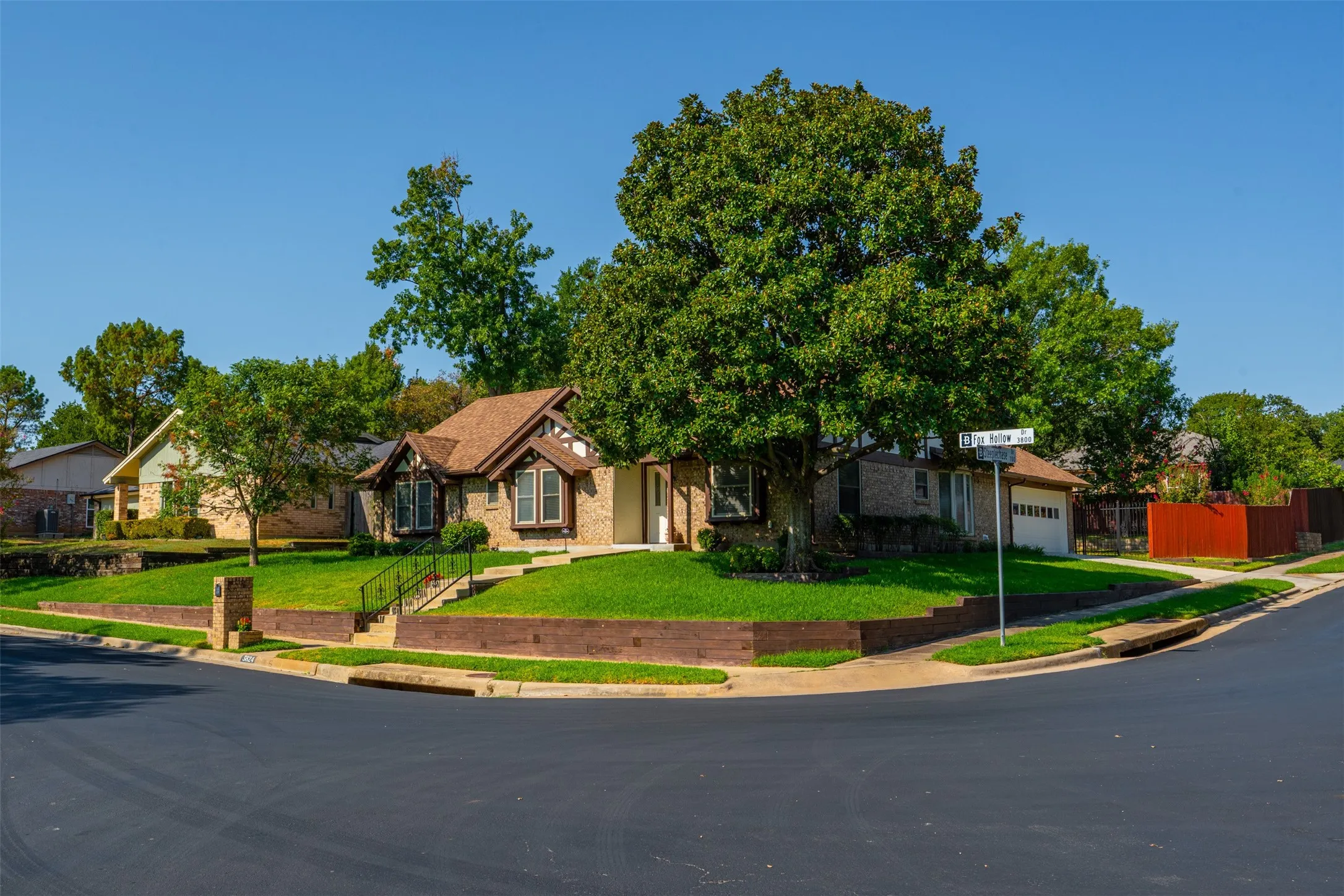 Single Family Residence For Sale in Tarrant County , 3824 Fox Hollow Drive, Bedford, Texas 76021, 3 Bedroom, 2 Bathroom, 2 Garage spaces, 1,720 Sqft, built in 1978, mls#21374290, Real Estate Agent in Bedford, Homes For Sale in Tarrant county, Homes For Sale in Bedford, Realtor in Bedford Texas, Real Estate Brokerage Independent Realty Texas, Luminita Cordes Realtor