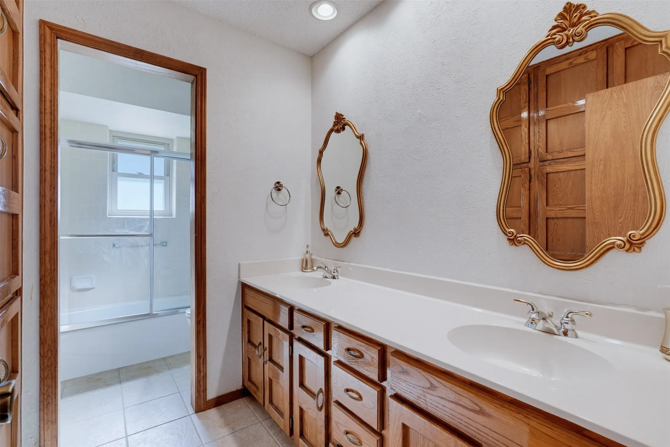 Single Family Residence For Sale in Tarrant County , 3824 Fox Hollow Drive, Bedford, Texas 76021, 3 Bedroom, 2 Bathroom, 2 Garage spaces, 1,720 Sqft, built in 1978, mls#21374290, Real Estate Agent in Bedford, Homes For Sale in Tarrant county, Homes For Sale in Bedford, Realtor in Bedford Texas, Real Estate Brokerage Independent Realty Texas, Luminita Cordes Realtor