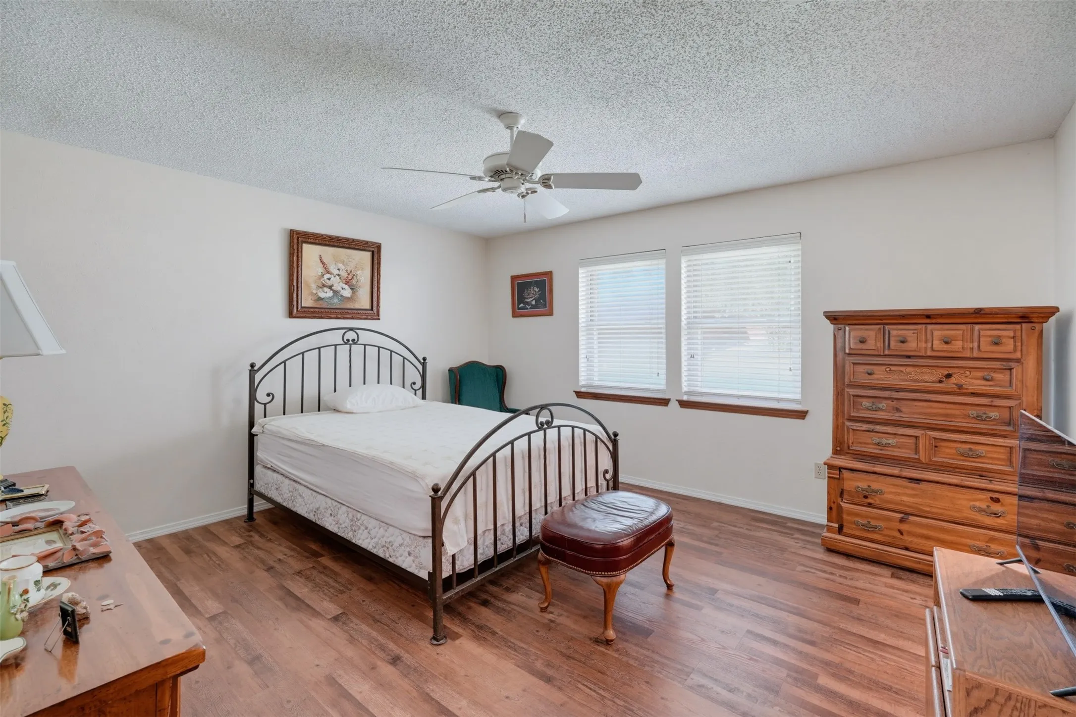 Single Family Residence For Sale in Tarrant County , 3824 Fox Hollow Drive, Bedford, Texas 76021, 3 Bedroom, 2 Bathroom, 2 Garage spaces, 1,720 Sqft, built in 1978, mls#21374290, Real Estate Agent in Bedford, Homes For Sale in Tarrant county, Homes For Sale in Bedford, Realtor in Bedford Texas, Real Estate Brokerage Independent Realty Texas, Luminita Cordes Realtor