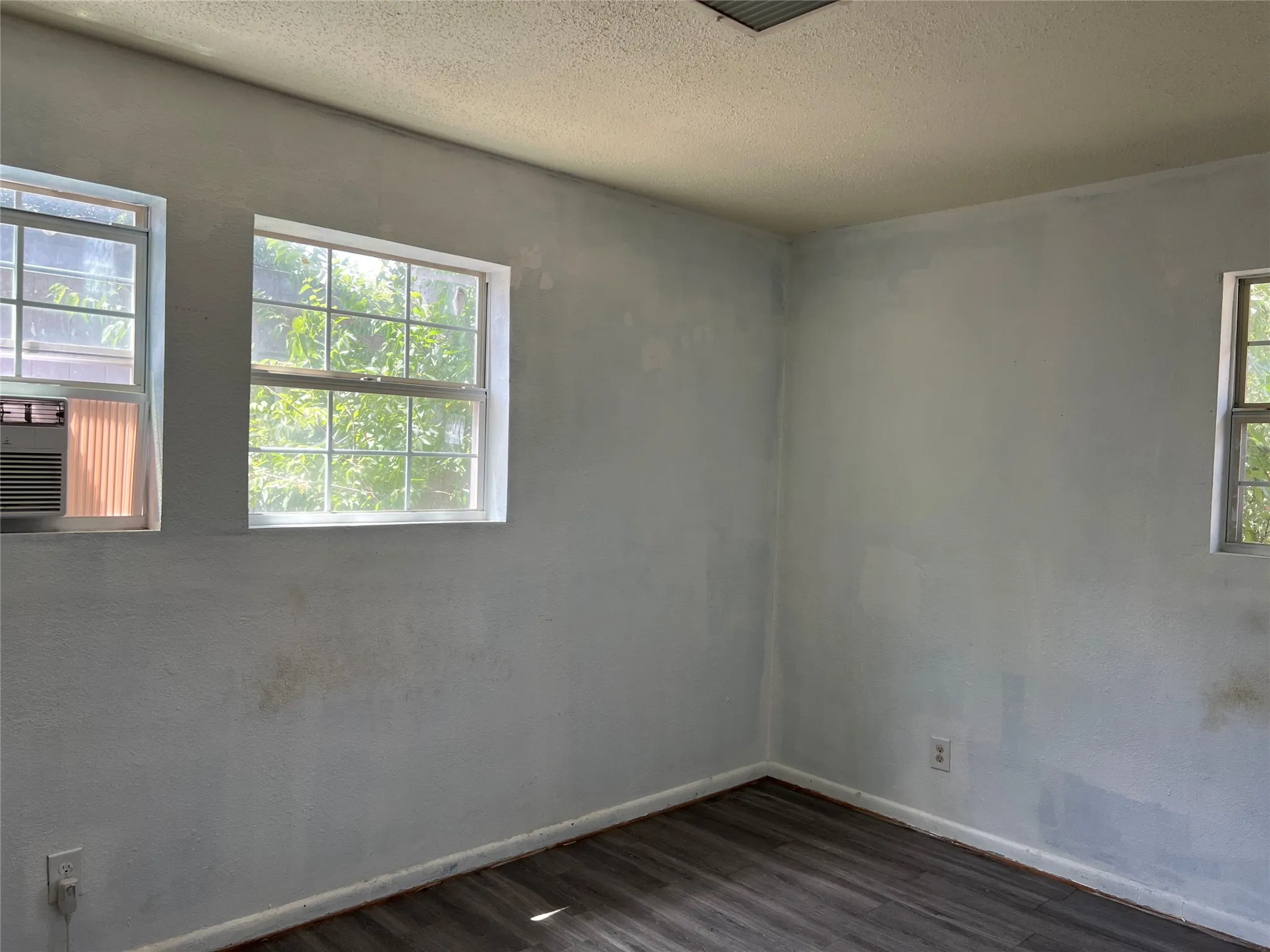 Single Family Residence For Sale in Wichita County , 4306 Barnett Drive, Wichita Falls, Texas 76308, 3 Bedroom, 1 Bathroom, 1 Garage spaces, 998 Sqft, built in 1965, mls#21374536, Real Estate Agent in Wichita Falls, Homes For Sale in Wichita county, Homes For Sale in Wichita Falls, Realtor in Wichita Falls Texas, Real Estate Brokerage Independent Realty Texas, Luminita Cordes Realtor