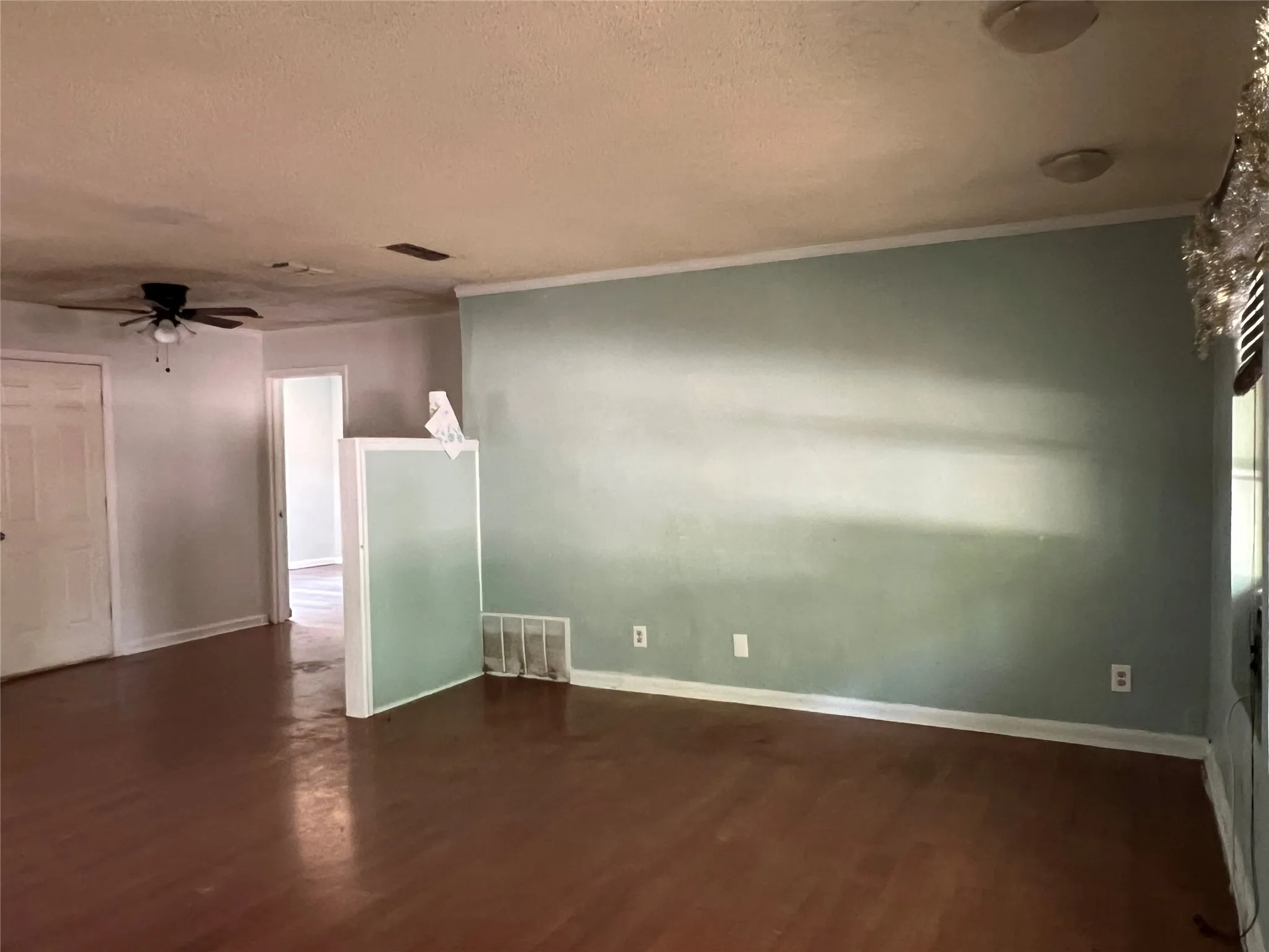 Single Family Residence For Sale in Wichita County , 4306 Barnett Drive, Wichita Falls, Texas 76308, 3 Bedroom, 1 Bathroom, 1 Garage spaces, 998 Sqft, built in 1965, mls#21374536, Real Estate Agent in Wichita Falls, Homes For Sale in Wichita county, Homes For Sale in Wichita Falls, Realtor in Wichita Falls Texas, Real Estate Brokerage Independent Realty Texas, Luminita Cordes Realtor