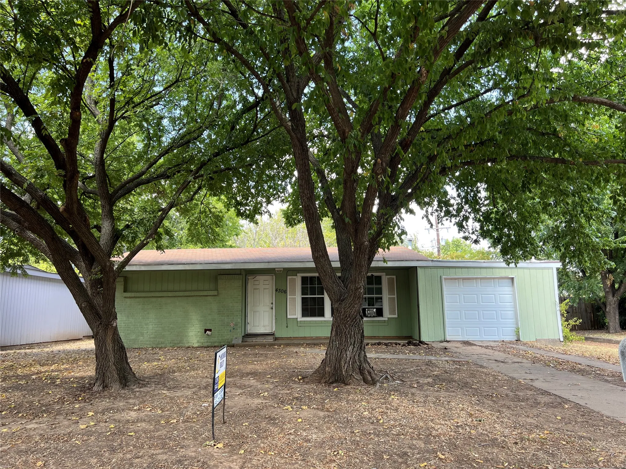 Single Family Residence For Sale in Wichita County , 4306 Barnett Drive, Wichita Falls, Texas 76308, 3 Bedroom, 1 Bathroom, 1 Garage spaces, 998 Sqft, built in 1965, mls#21374536, Real Estate Agent in Wichita Falls, Homes For Sale in Wichita county, Homes For Sale in Wichita Falls, Realtor in Wichita Falls Texas, Real Estate Brokerage Independent Realty Texas, Luminita Cordes Realtor